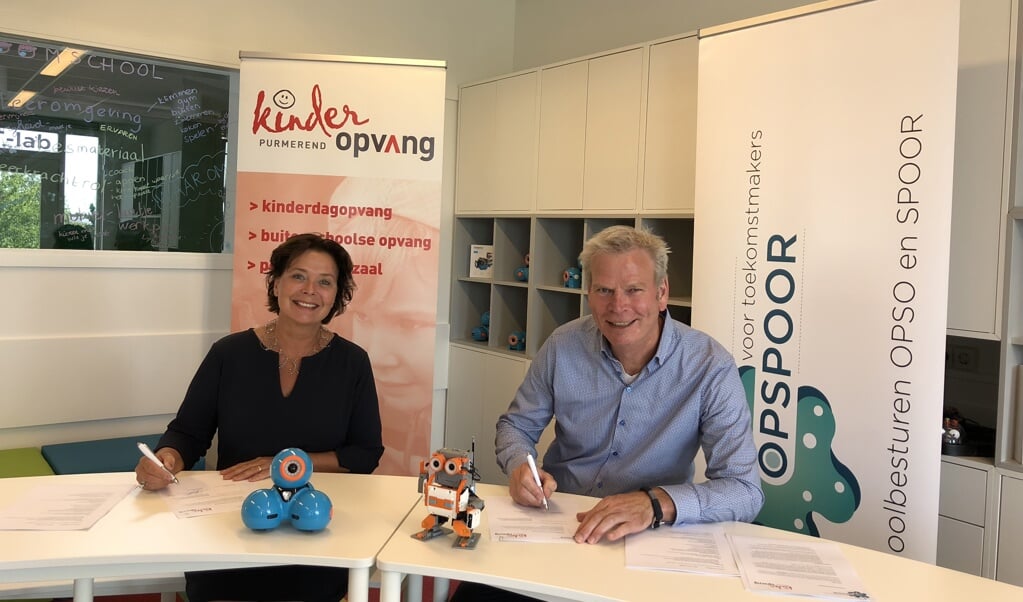 De overeenkomst werd ondertekend door Chris van Meurs, voorzitter College van Bestuur OPSO en Corine Laurant, directeur-bestuurder van de Stichting Kinderopvang Purmerend. (Foto: aangeleverd)