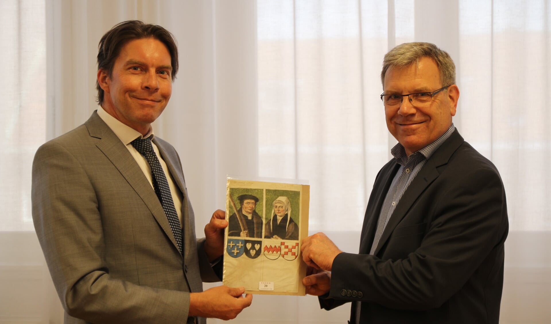 Jonkheer dr. Pieter W. van Foreest (links) draagt het blad met de portretten over aan directeur Paul Post van het Regionaal Archief 