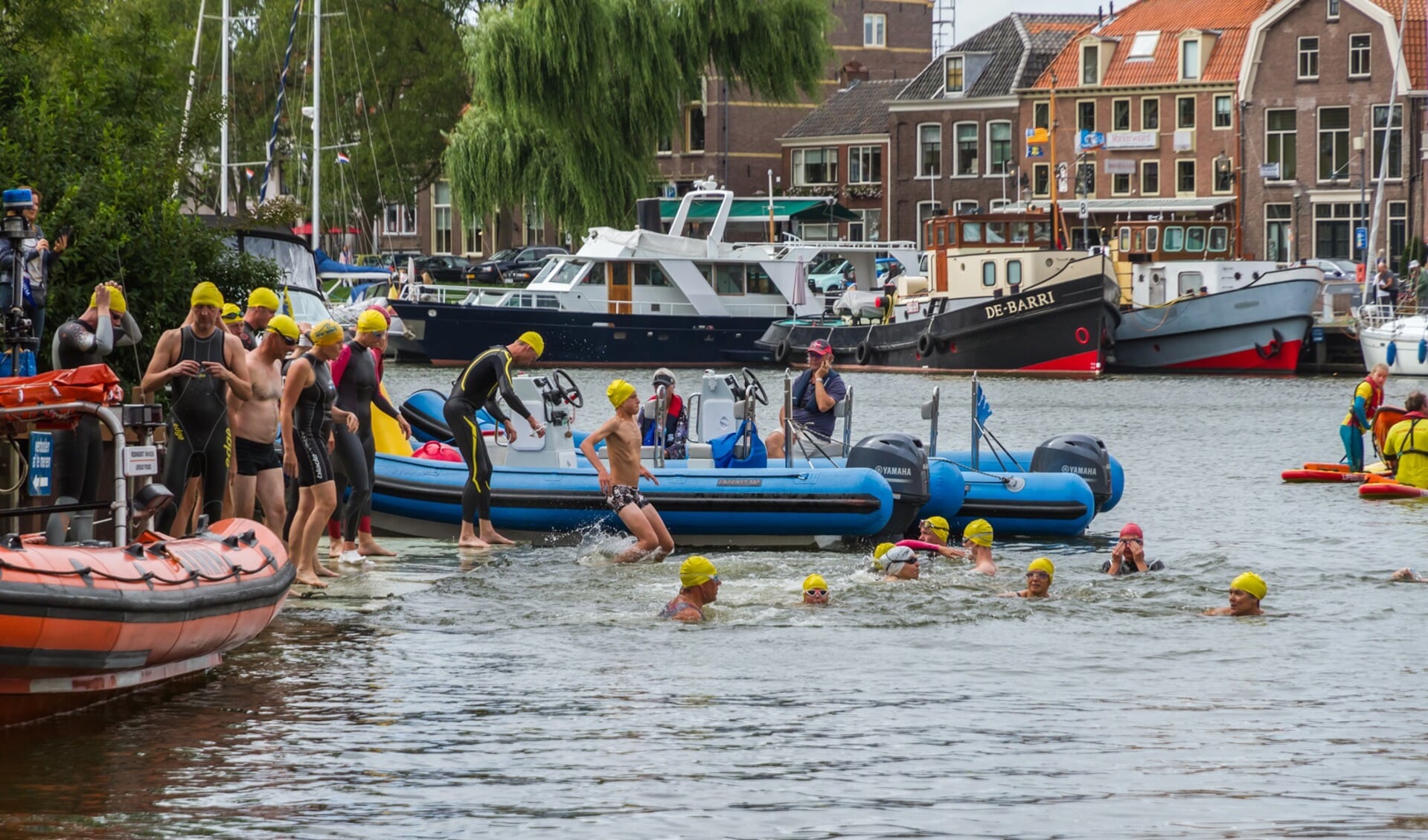 De echte waterliefhebbers doen zaterdag 28 juli weer mee aan de prestatie-zwemtocht. (Foto's: Ben Lassing)
