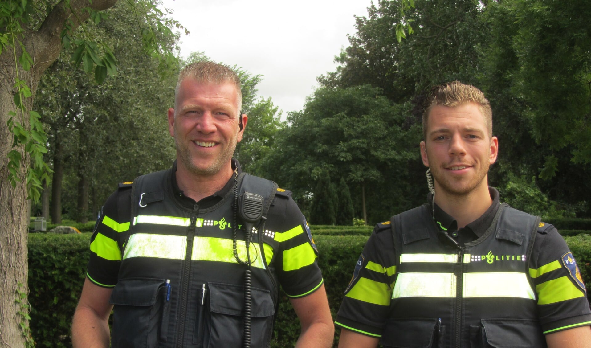 De wijkagenten, Nick Horvers en Menno Sloots. (Foto: JWvD)