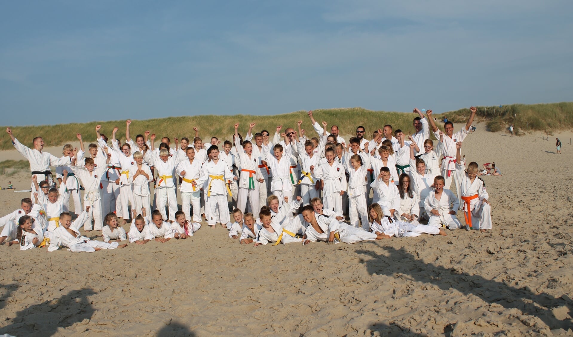 De leden van Shintai en Budo school Niedorp hebben het seizoen afgesloten op het strand van Callantsoog. (Foto: aangeleverd)