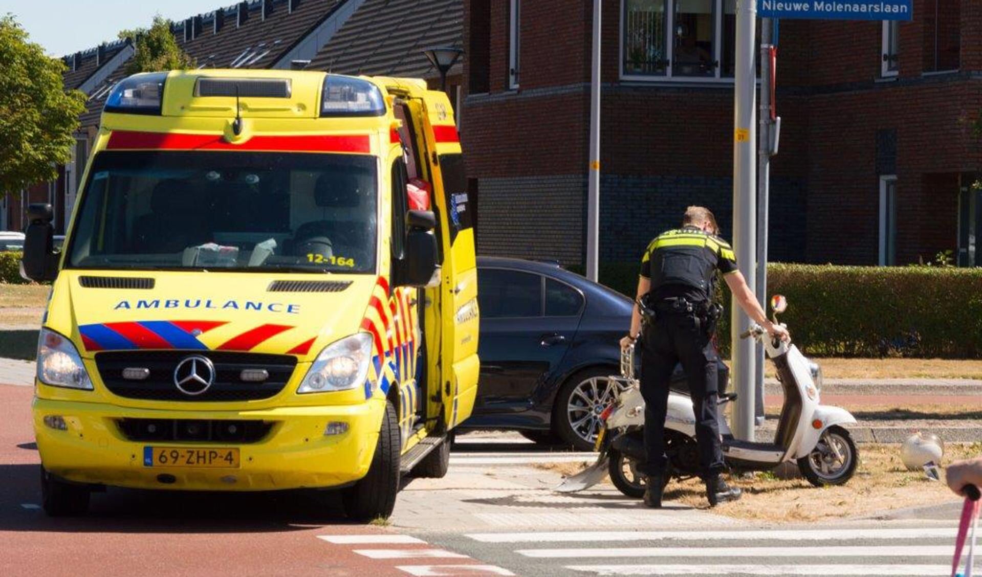 Scooterrijdster gewond bij ongeval in Hoofddorp. (Foto: Eric van Lieshout)