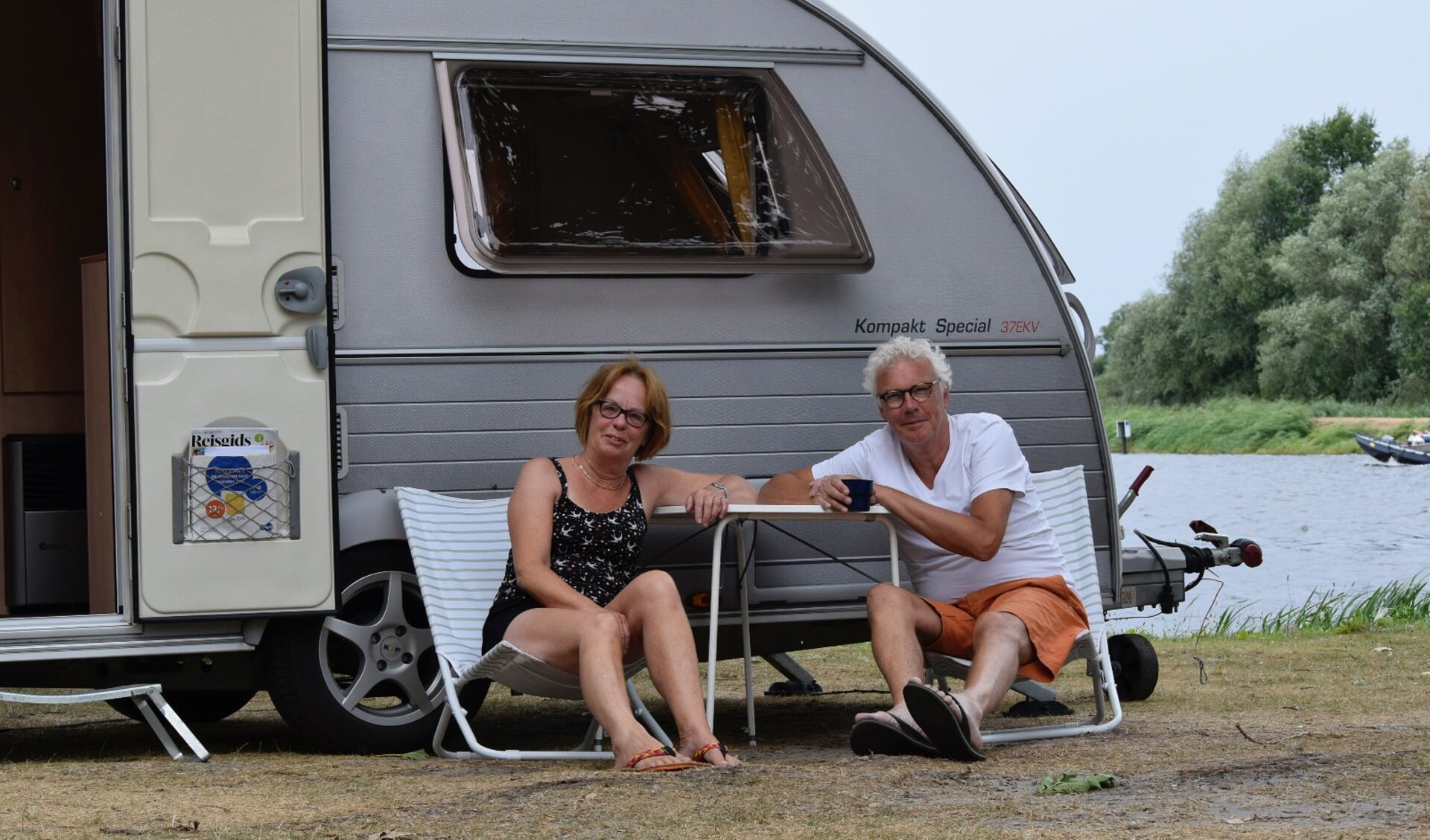Foto's: Fia en Ludo Wilbrink kamperen op camping Het Rietveen in Landsmeer en genieten van het uitzicht, hun lunch en elkaars gezelschap. Ze gaan in de omgeving fietsen en herinneringen ophalen uit de tijd dat ze er zelf woonden. (Foto: Yvette van der Does)