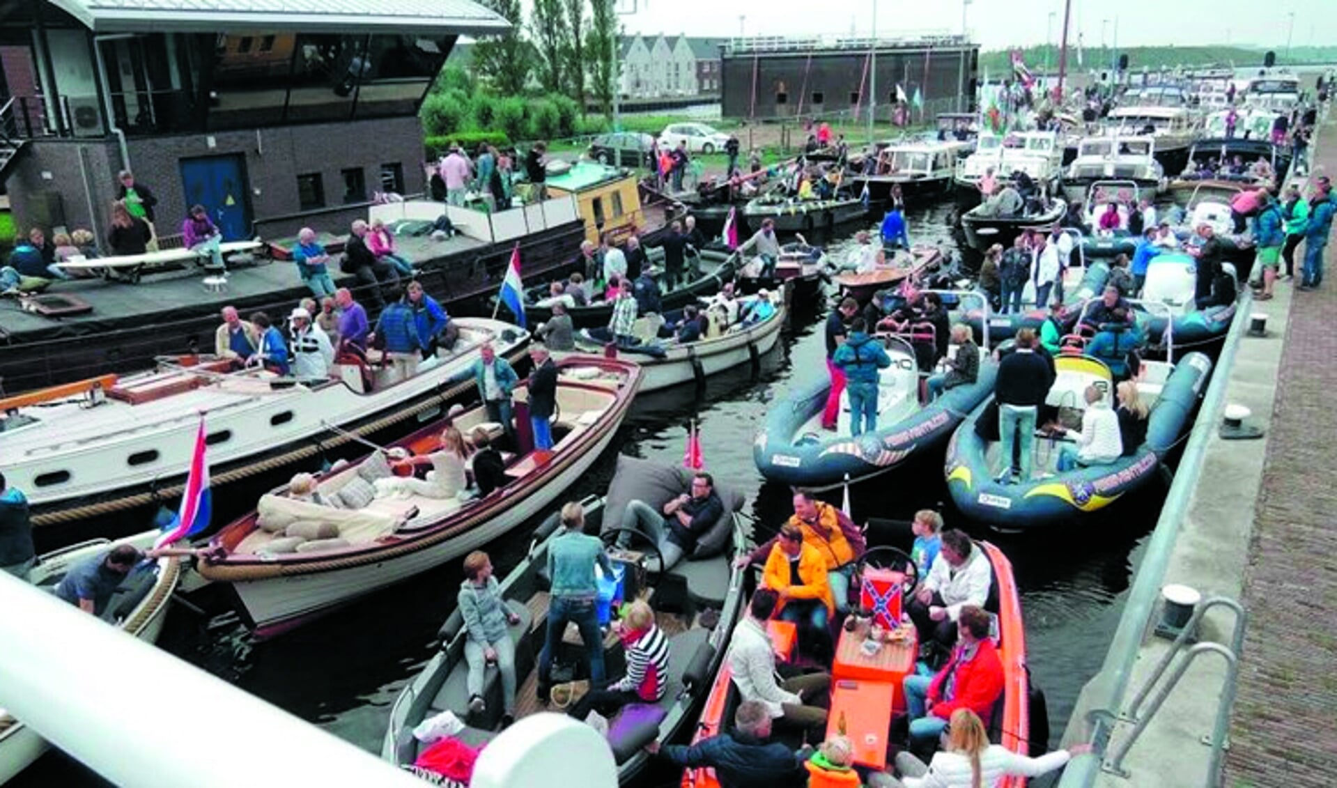 Het Hoogheemraadschap van Rijnland gaat de komende dagen het scheepvaartverkeer door de sluizen van Spaarndam beperken. (Foto website NH Nieuws)