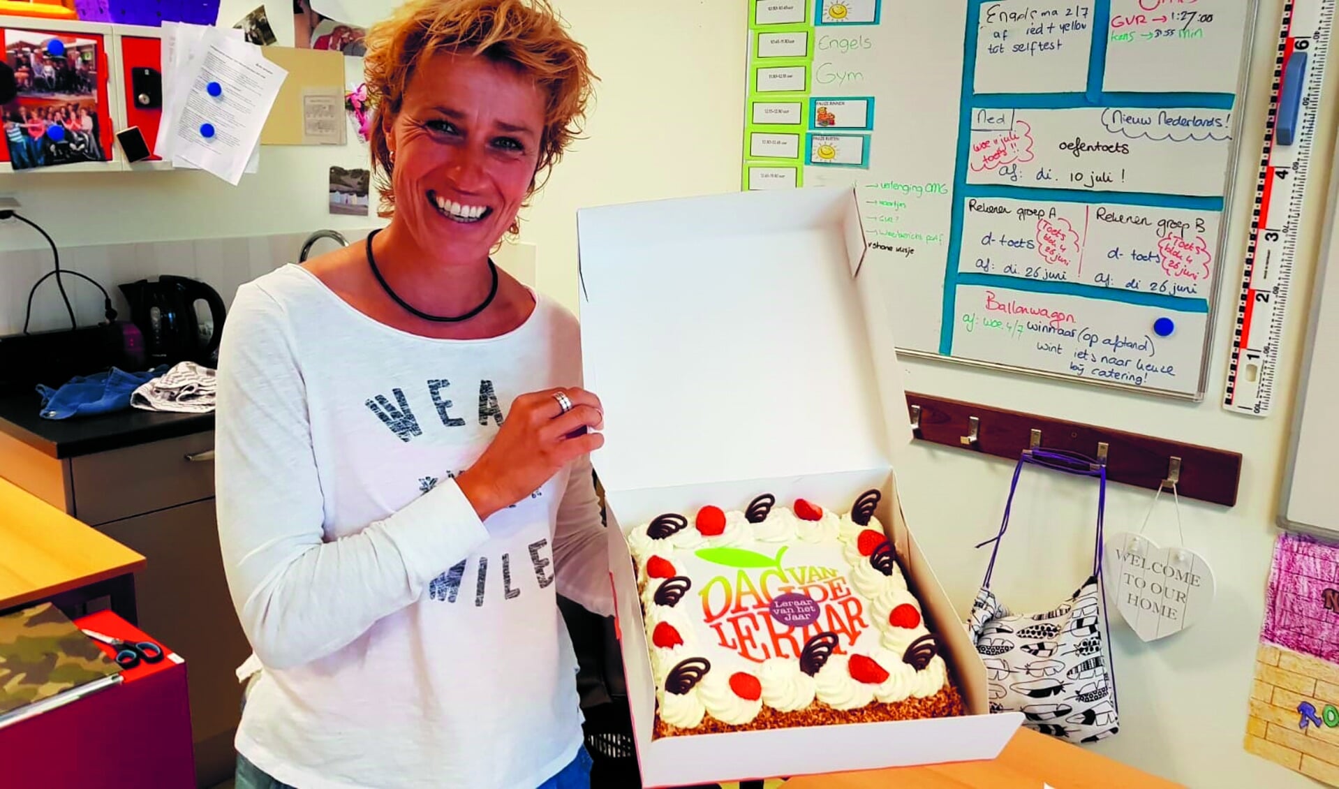 Begin juli werd de Alkmaarse Esther Wokke nog verrast met taart omdat ze een van de veertig genomineerde leraren was voor de verkiezing 'Leraar van het jaar 2018'. (Foto: aangeleverd)