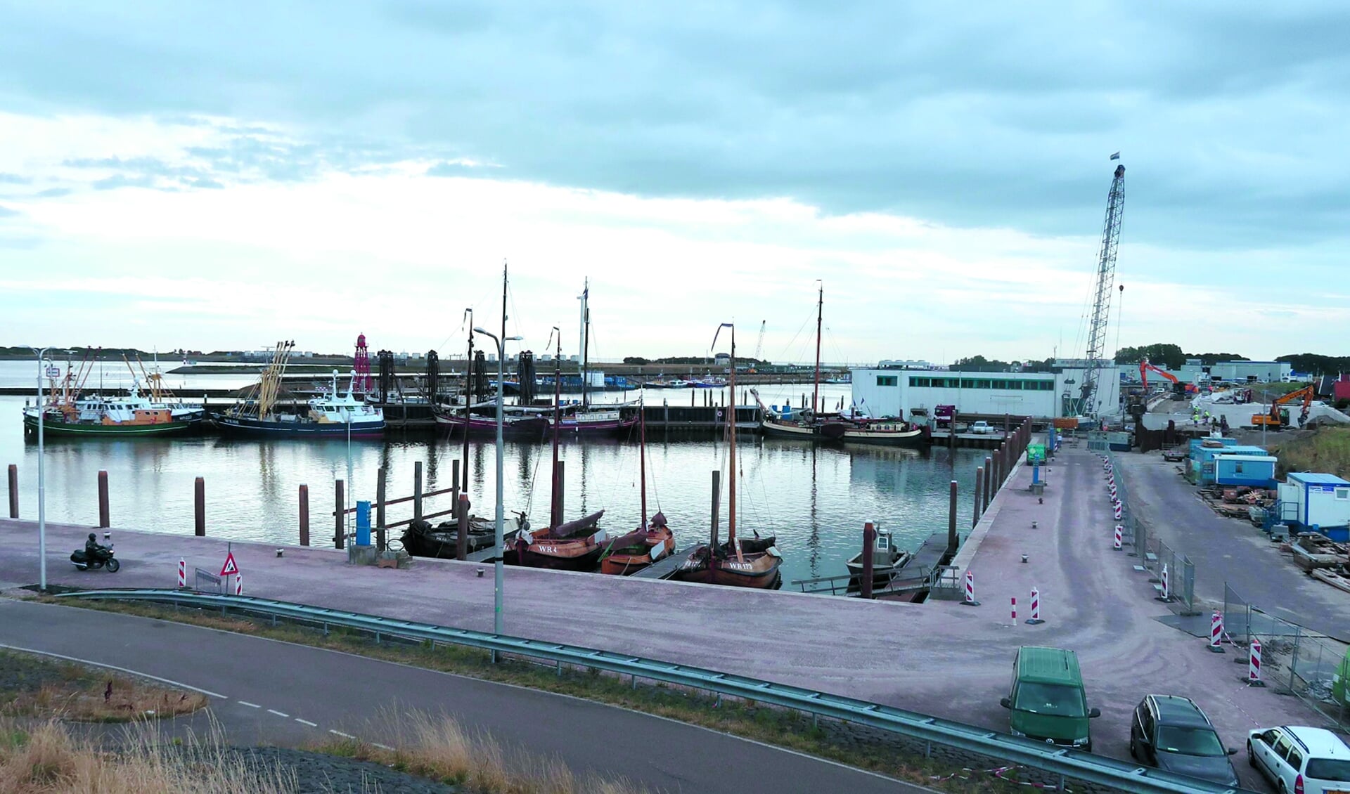De Wieringen Aken en Skuutje hebben een nieuwe ligplaats gekregen in de Historische Hoek van de haven van Den Oever. (Foto: stichting Onderdak Nautisch Erfgoed Wieringen)