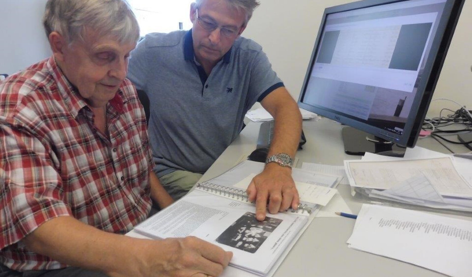 Dick Bond en Evert Sier doken in de archieven voor stamboomonderzoek van 5000 Volendammer families. (Foto: aangeleverd) 