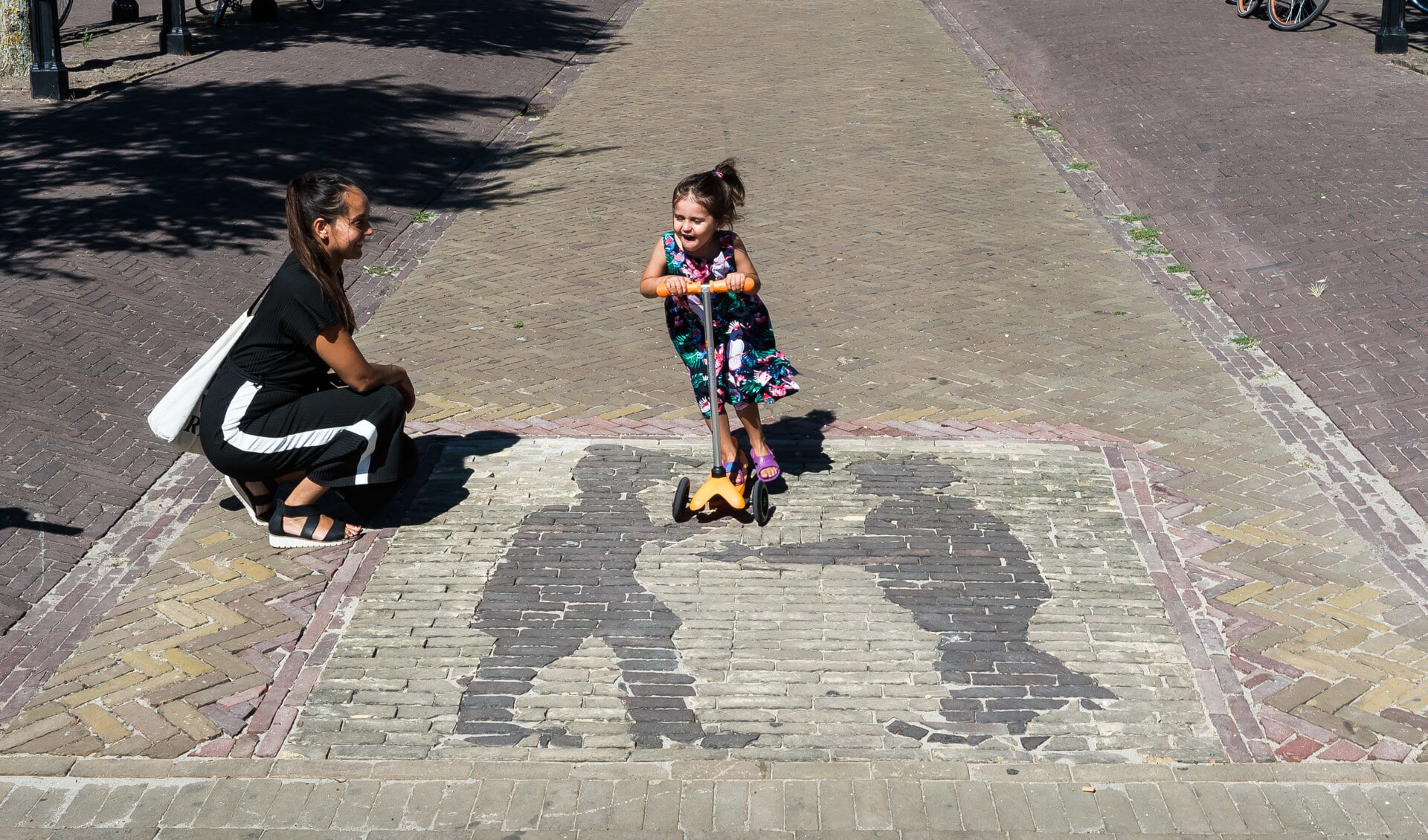 De 4-jarige Nila Huigen zal het een zorg zijn hoe er vroeger gehandeld werd. Zij stept met veel plezier over het patroon. (Foto: Han Giskes)