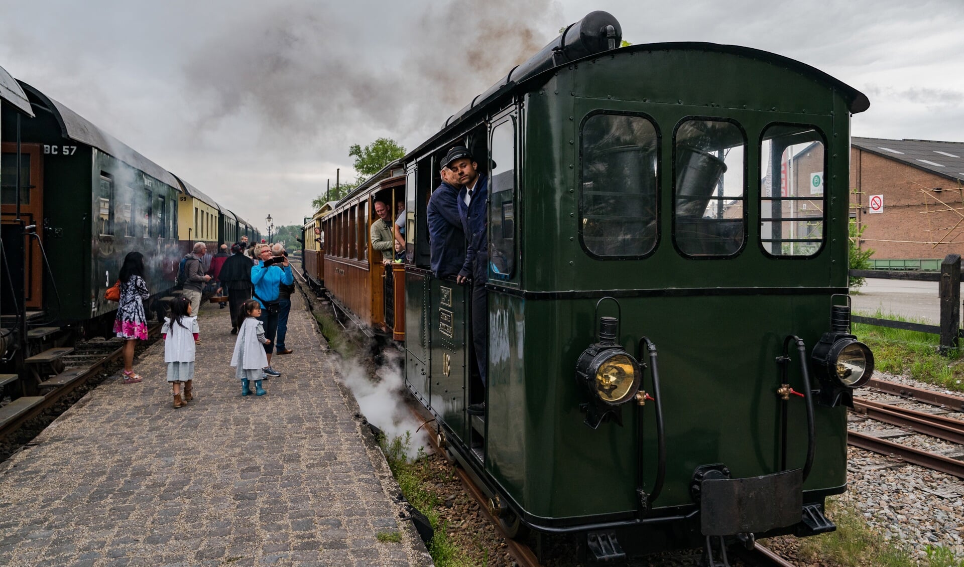 Gooische Moordenaar locomotief 18 op het gerestaureerde station van Wognum. (Foto: Benno Ellerbroek)