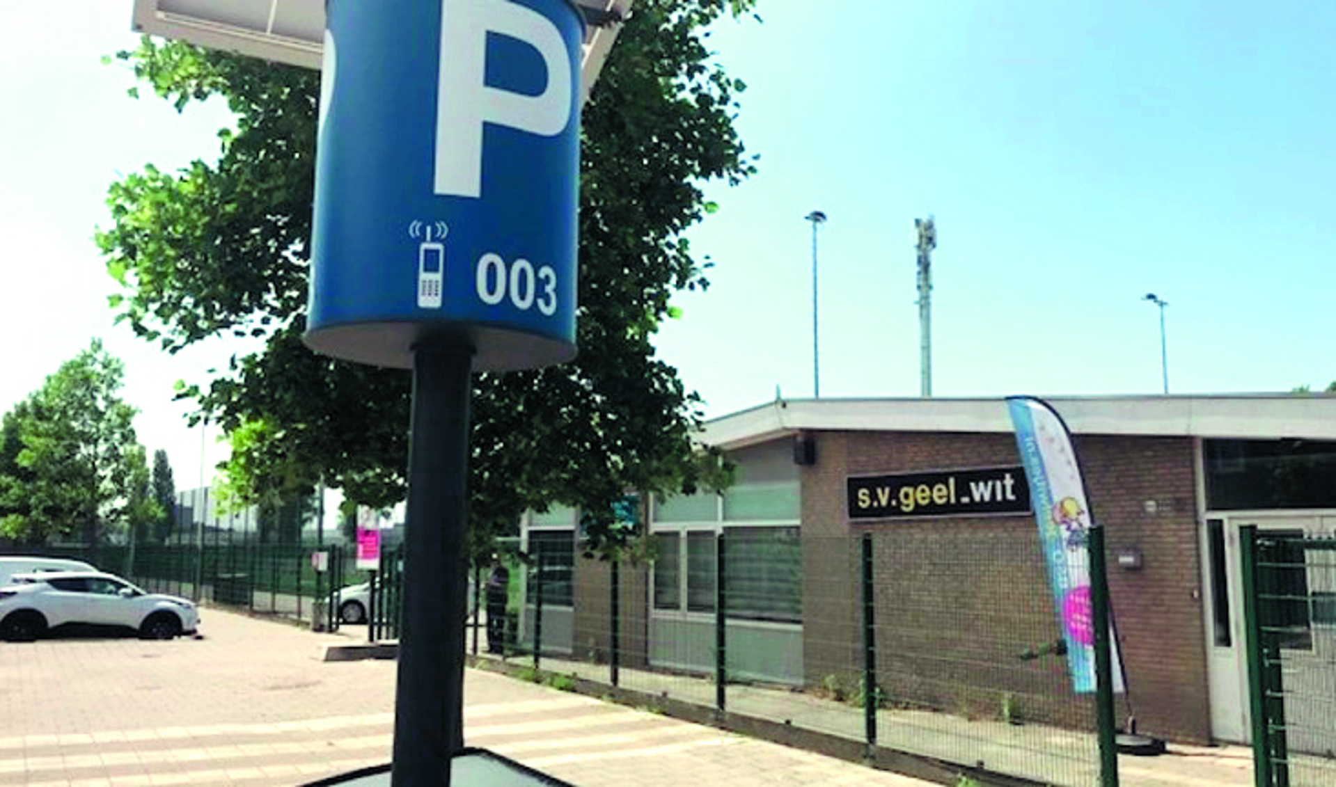In de wijken rondom het centrum van Haarlem mogen automobilisten drie uur lang betaald parkeren op straat. (foto NH Nieuws, Geja Sikma)