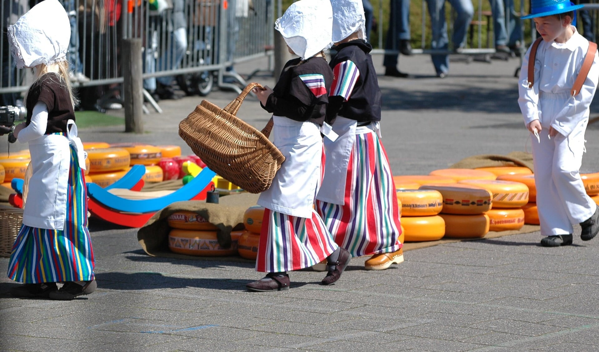 Kinderen de baas tijdens laatste kaasmarkt. (Foto: Els Velzeboer)