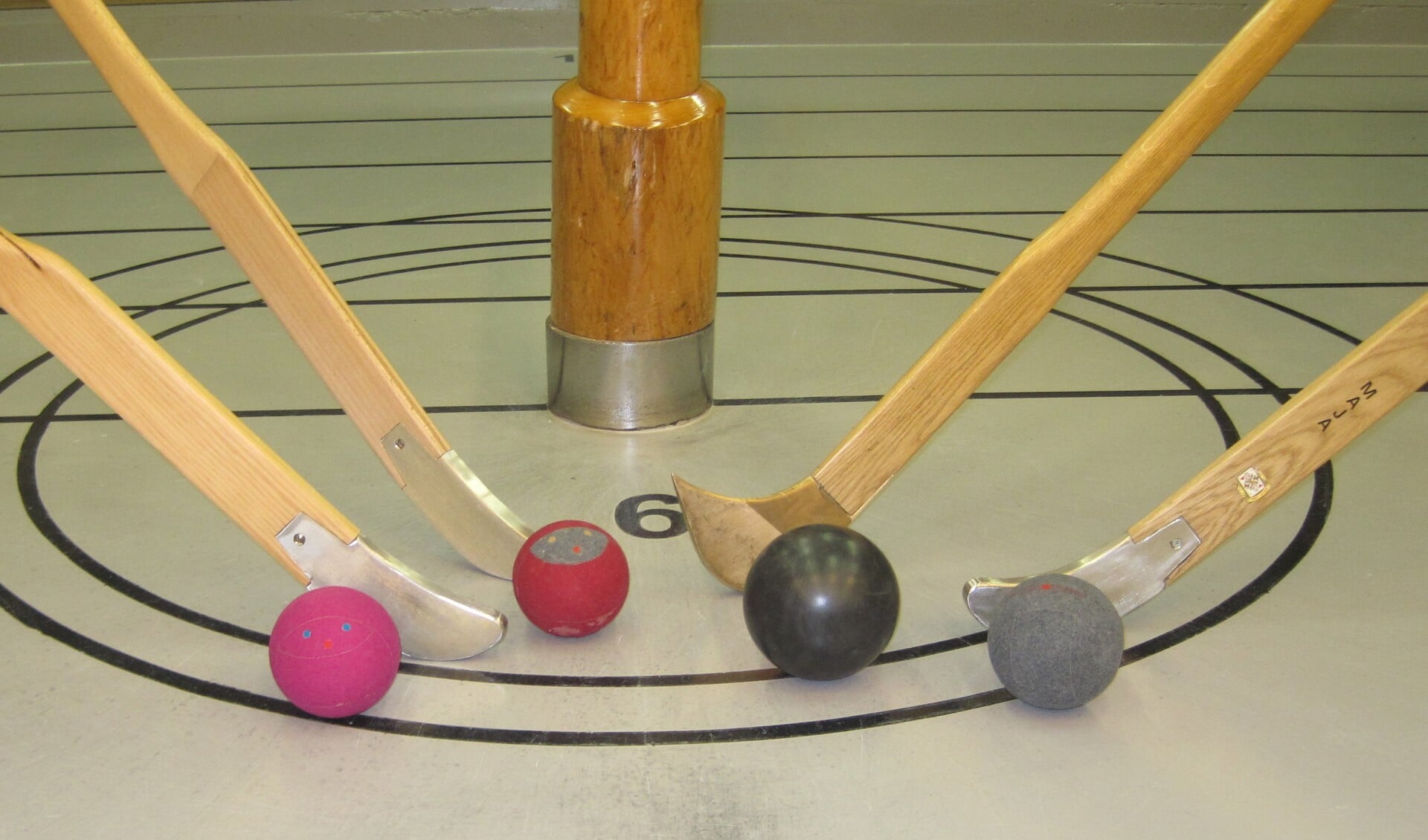 Met behulp van een zogenaamde hockeystick, de kliek, probeert de speler een bal van de ene paal naar de andere paal te spelen. (Foto: aangeleverd)