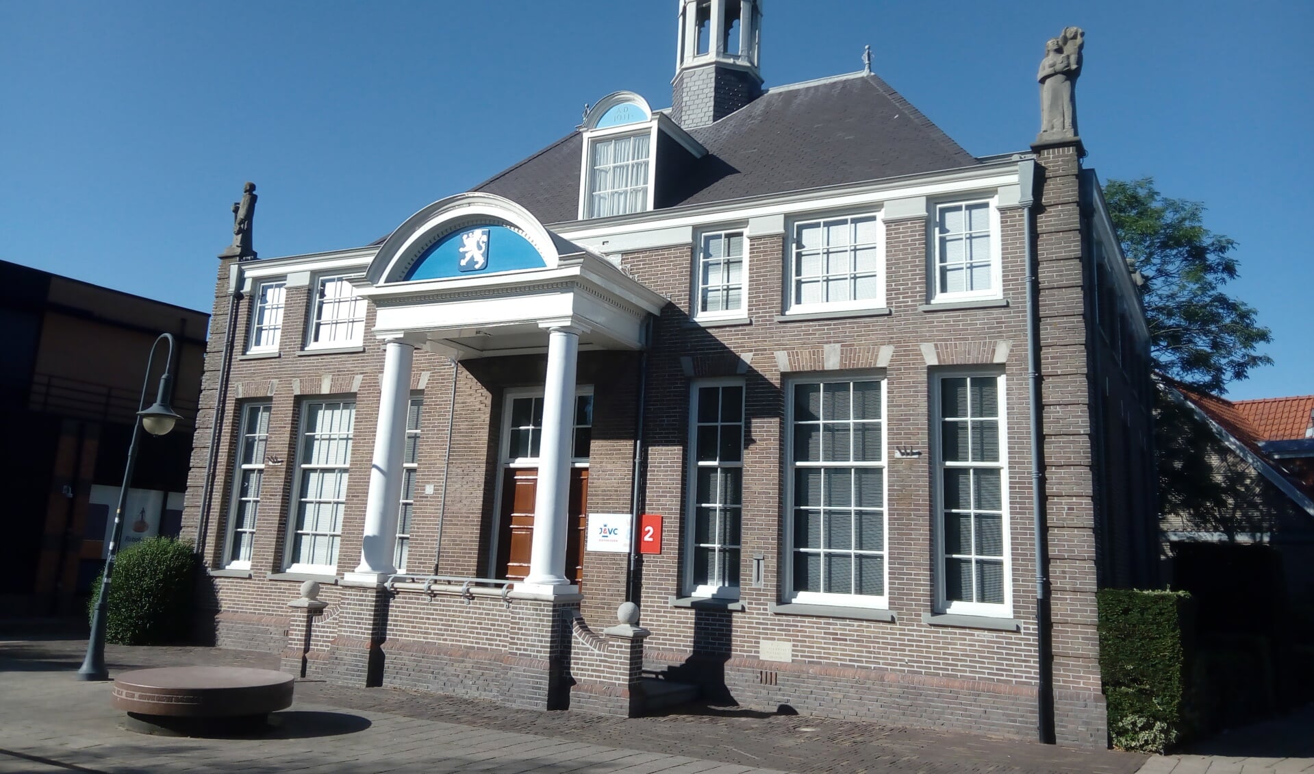 In het centrum van Heemskerk staan diverse gebouwen met een lange historie, zoals het voormalig gemeentehuis aan het Burgemeester Nielenplein. (Foto: Bos Media Services)