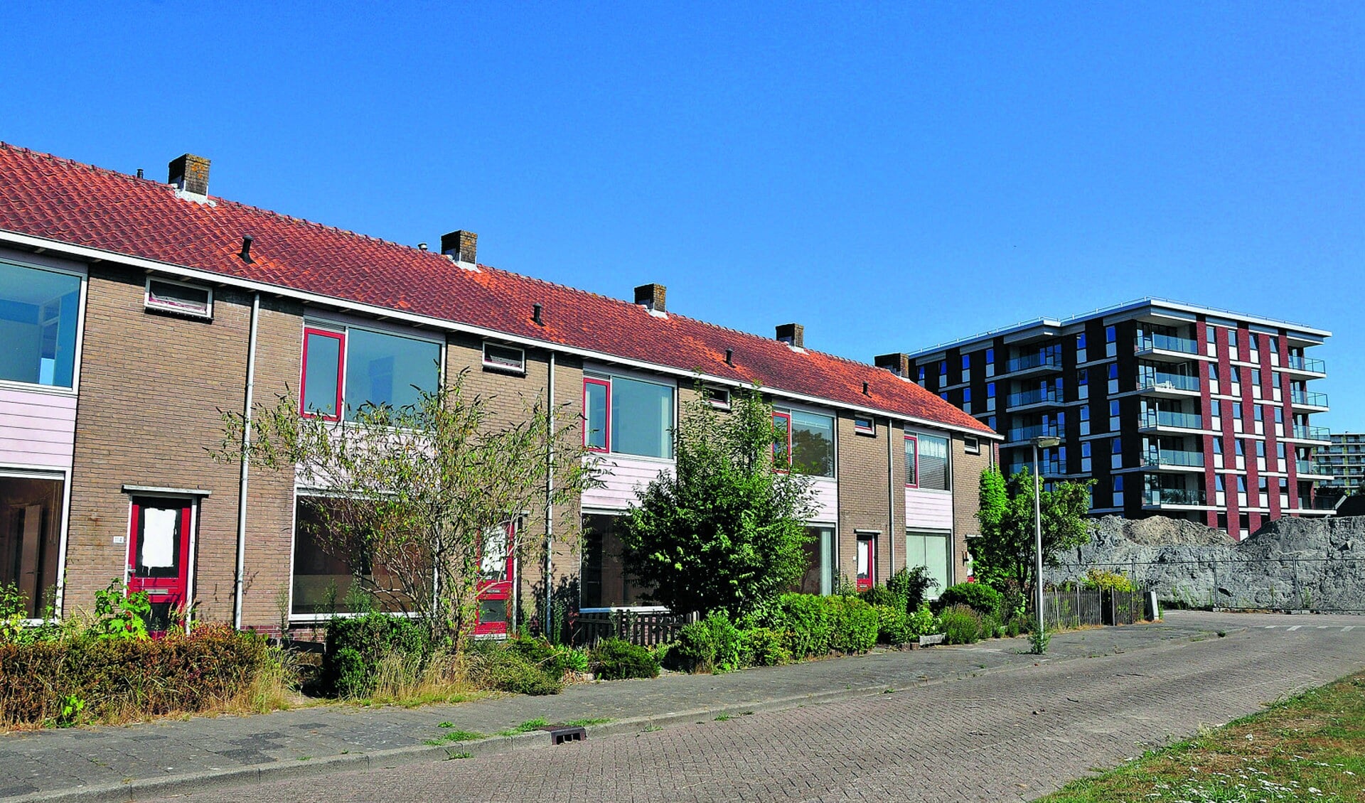 Van oud naar nieuw treffend in beeld. De blokken met oude huisjes worden de laatste drie maanden van dit jaar gesloopt. Rechts het nieuwe en duurzame appartementencomplex. (Foto: Frans van Emmerik)