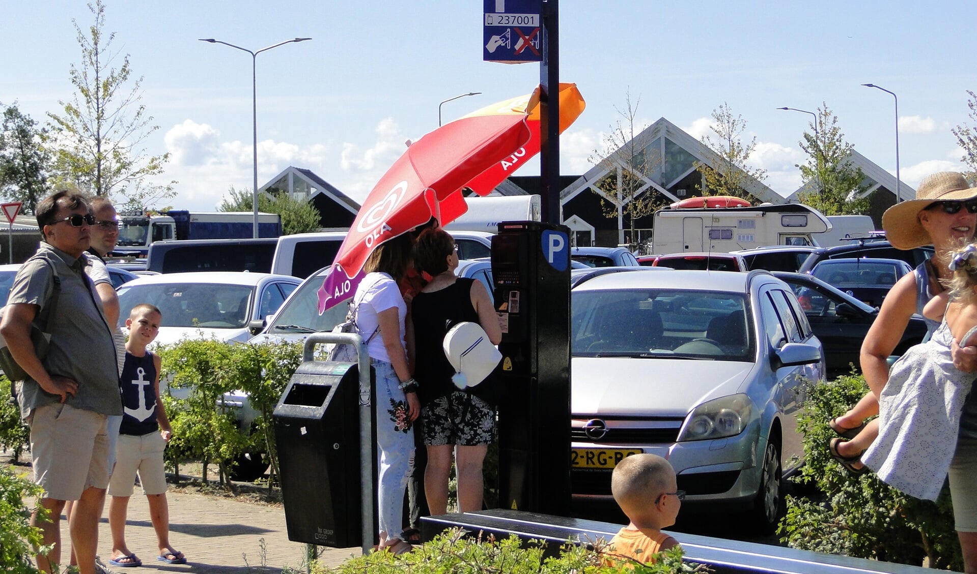 Met het extreem warme weer van de afgelopen dagen hebben ook de parkeerautomaten een parasol nodig voor wat verkoeling.  (Foto: Pep) 