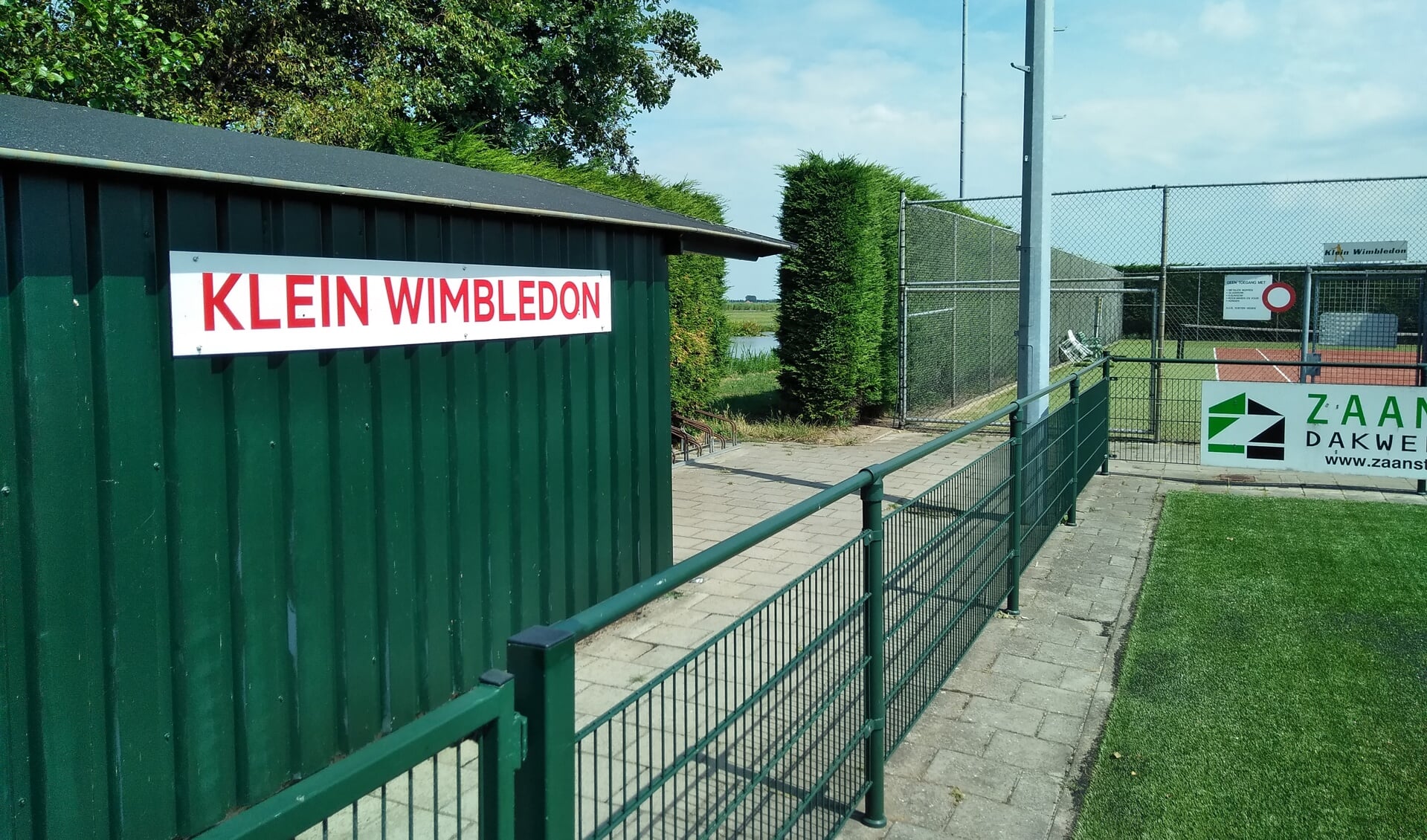 Passanten in Oostknollendam worden vanaf de dijk middels het nieuwe bord op tennispark Klein Wimbledon gewezen. (Foto: Bart van der Laan)