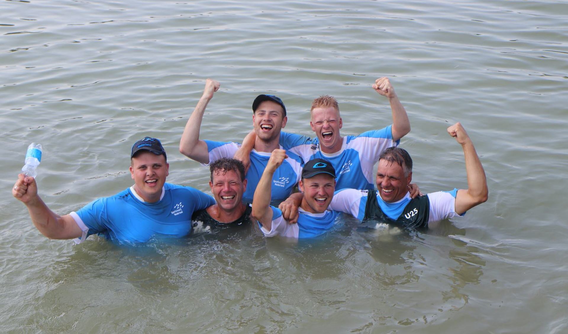 De gouden U25-ploeg dook van geluk het water in! (Foto: aangeleverd)