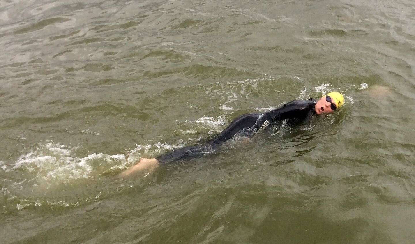 De Enkhuizense Karin Wilterdink-Molenaar springt zondag 9 september in het diepe voor ALS tijdens de Amsterdam City Swim. (Foto: Miranda Schinkel)