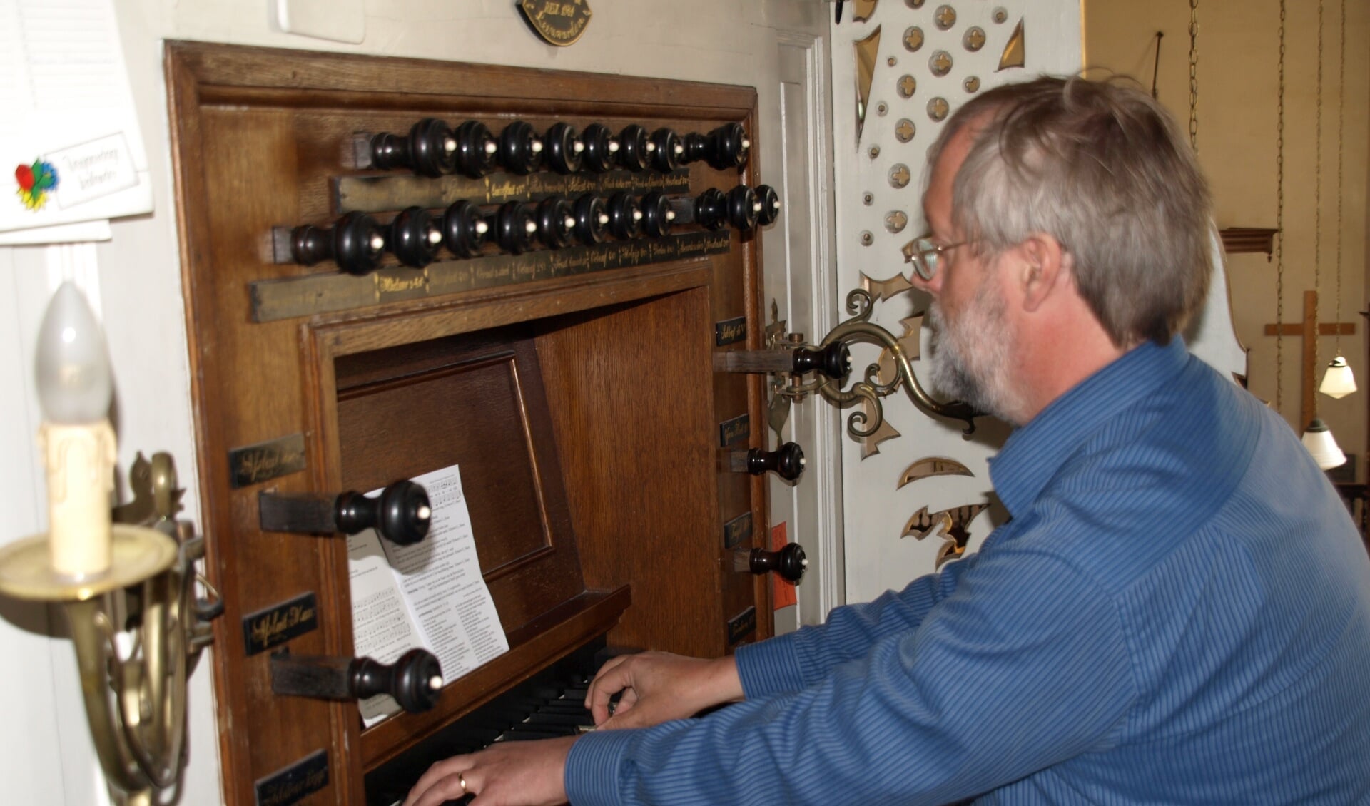 Tjeerd van der Ploeg speelt 26 augustus op het orgel in de Werenfriduskerk in Wervershoof. (Foto: aangeleverd)