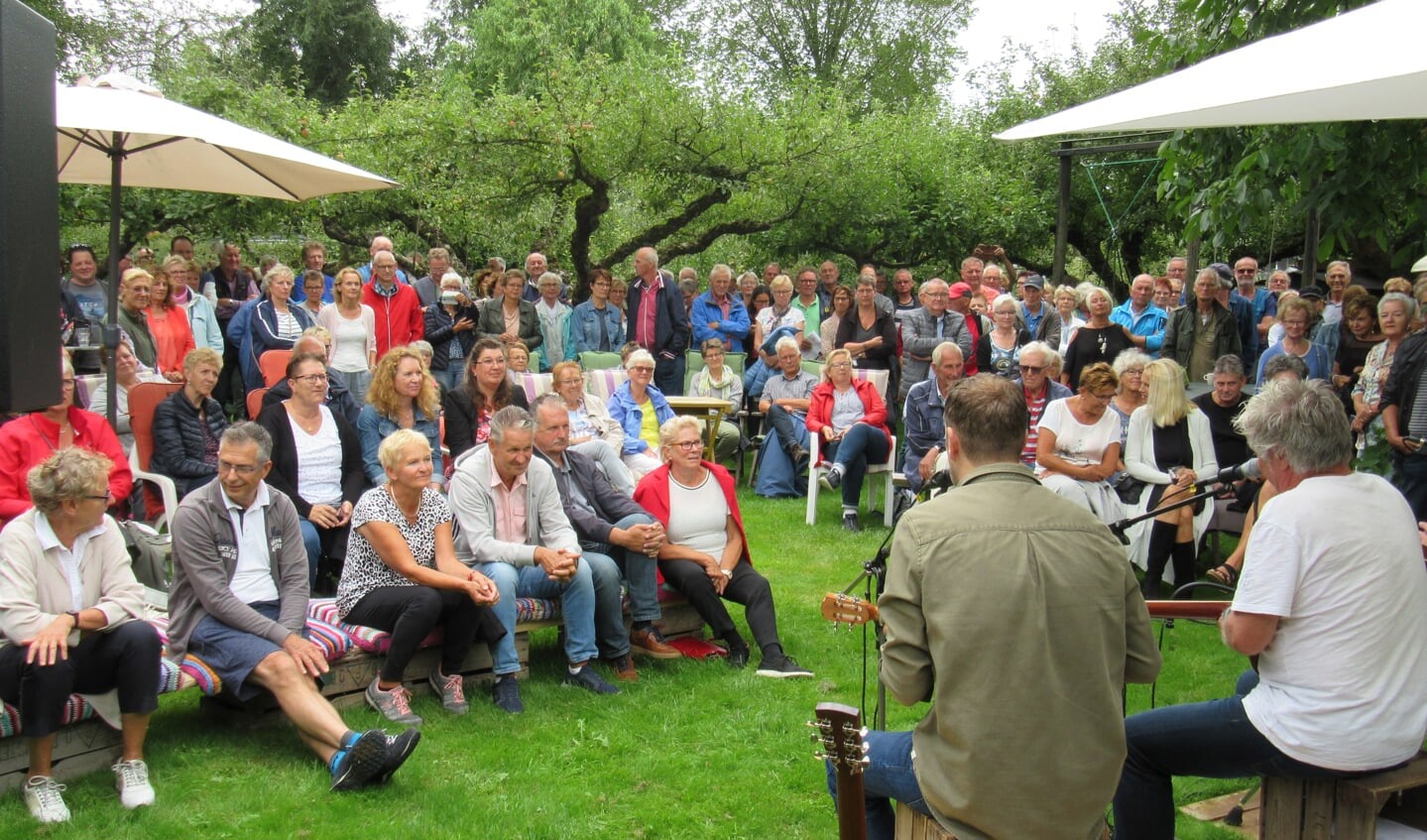 Marcel Kapteijn and The Raindogs zong en speelde constant voor een tokvolle boomgaard. (Foto: John Bontje)