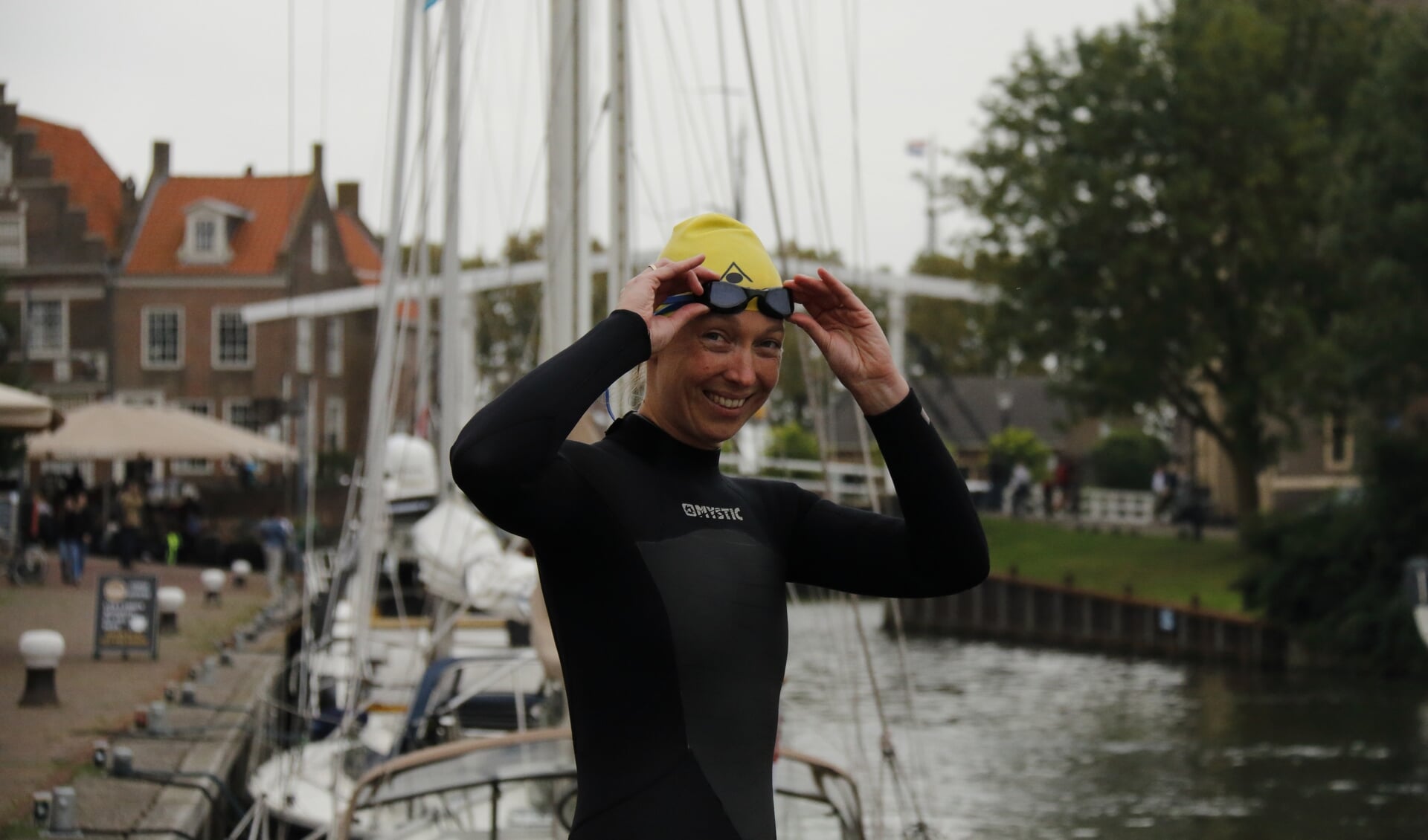 De Enkhuizense Karin Wilterdink-Molenaar springt zondag 9 september in het diepe voor ALS tijdens de Amsterdam City Swim. (Foto: Miranda Schinkel)