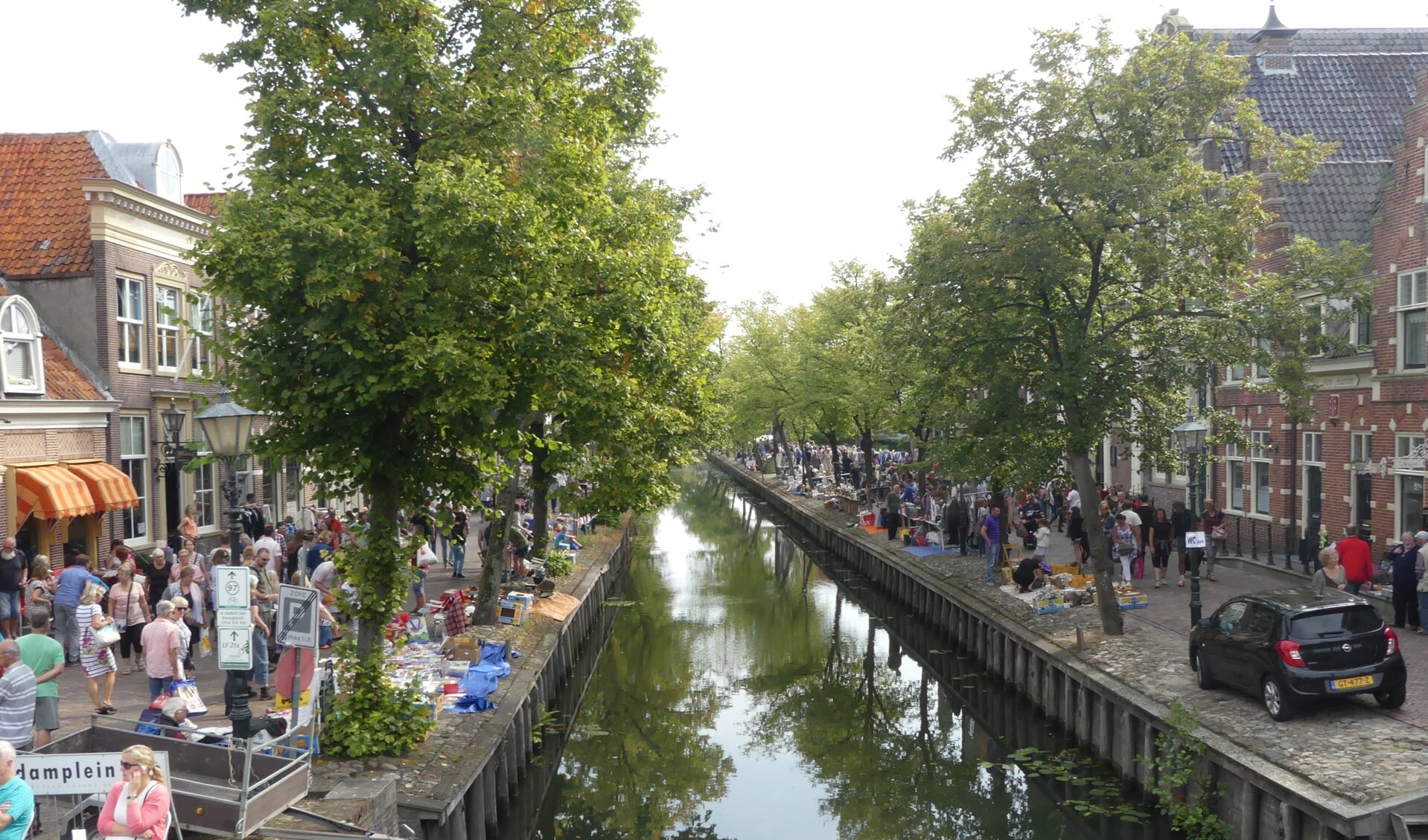 De traditionele vrijmarkt wordt tijdens Waterdag altijd goed bezocht. (Foto: Cees Bandt) 
