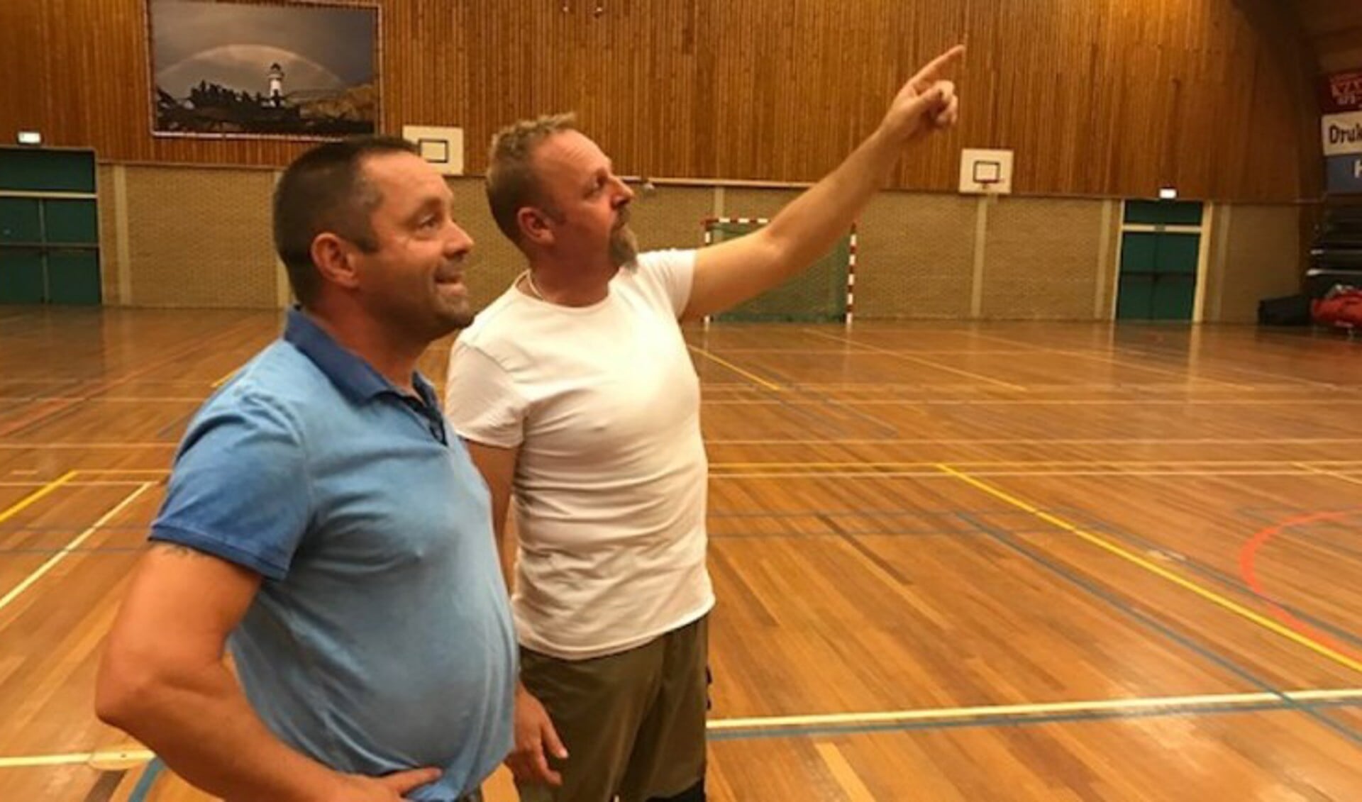 De heren Peter Wijn en Onno Tijm (beheerder sporthal) hopen op een succesvol benefietconcert. (Foto: Nieuwspartner NH (Tom Jurriaans).