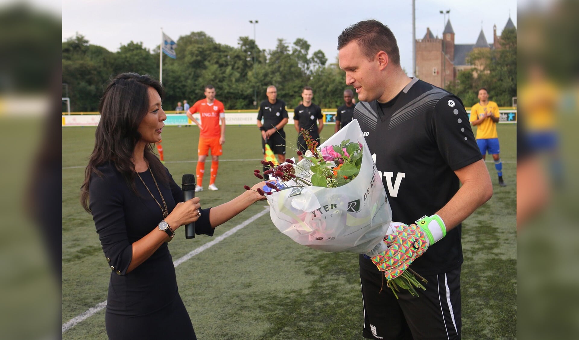 Voorzitter Jacinta Lieuwes overhandigde een boeket bloemen en een cadeaubon aan doelman Barry van Dijk. (Foto: Aangeleverd)