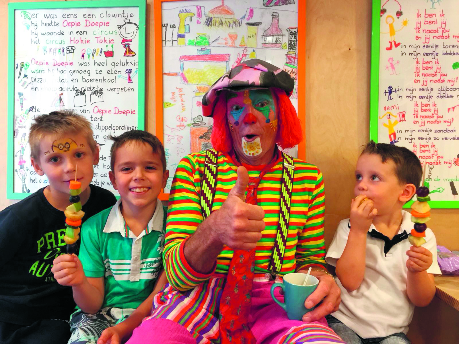 De kinderen zijn klaar voor de opening van Speel-o-theek Castricum. (foto aangeleverd)