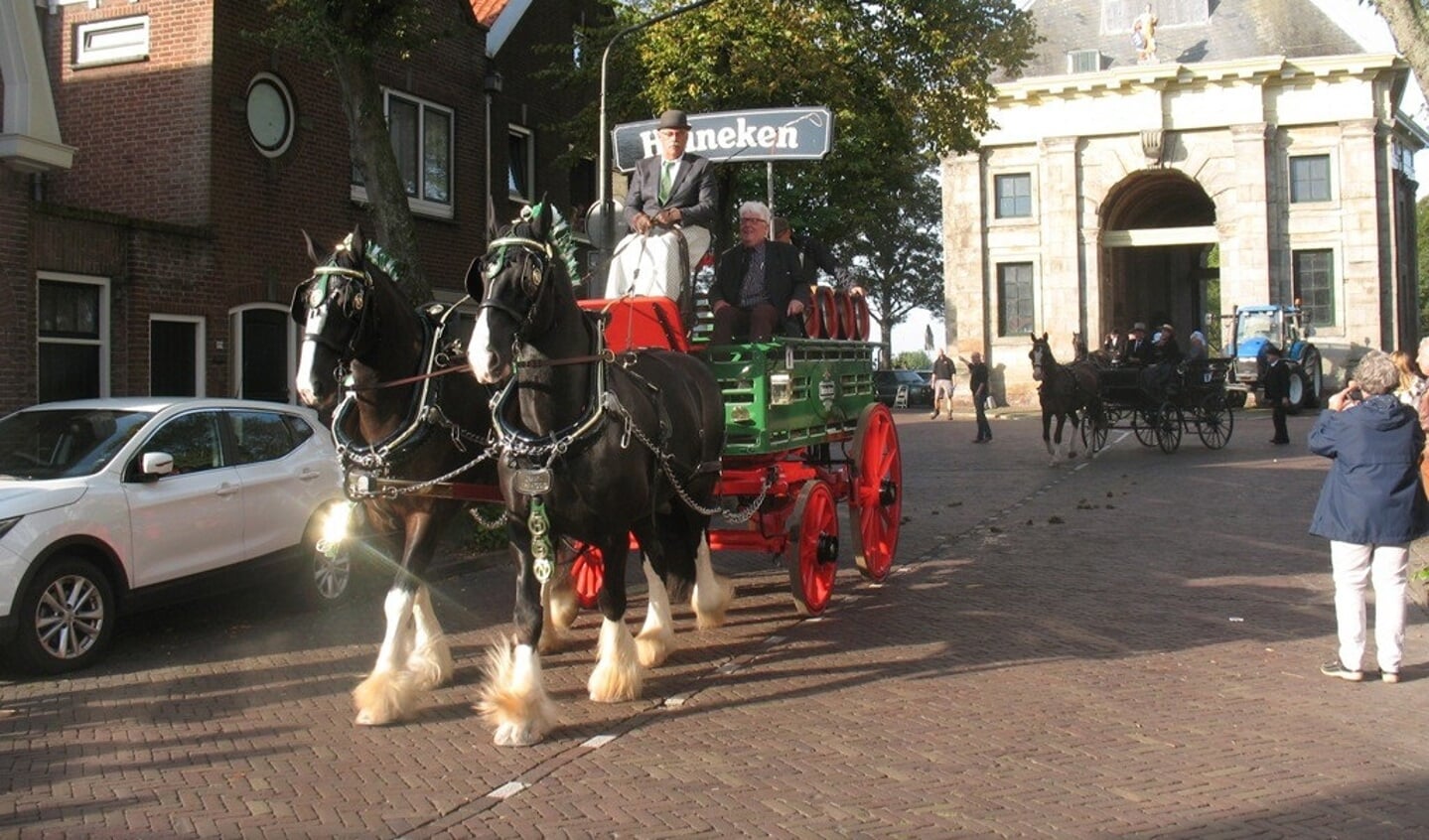 Tijdens de Harddraverijdag in Enkhuizen razen de paarden over de Paktuinen. (Foto: Maartje Brakenhoff)