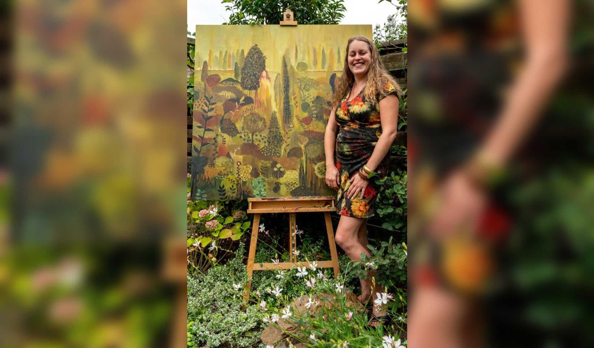 Marloes Bloedjes bij haar schilderij 'The garden of my soul’. (Foto: Aangeleverd)