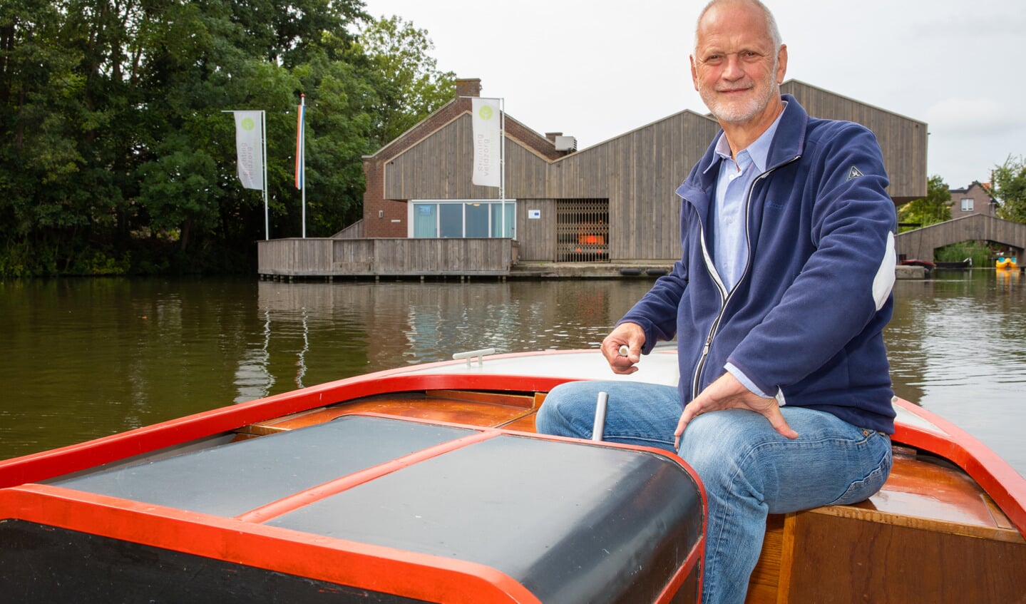 Gerrit Arkesteijn, voorzitter van stichting Veldzorg Oosterdel, met op de achtergrond het gebouw van Veldzorg. (Foto's Vincent de Vries/RM)