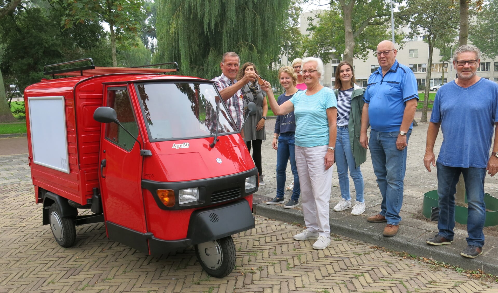 De voorzitter van de Diaconie van de Protestantse Gemeente Haarlem, Immy Nieboer, krijgt de sleutel overhandigd van Vakgarage Van Marrewijk (TukTukFabriek). (Foto: Margriet Van Tilborg)