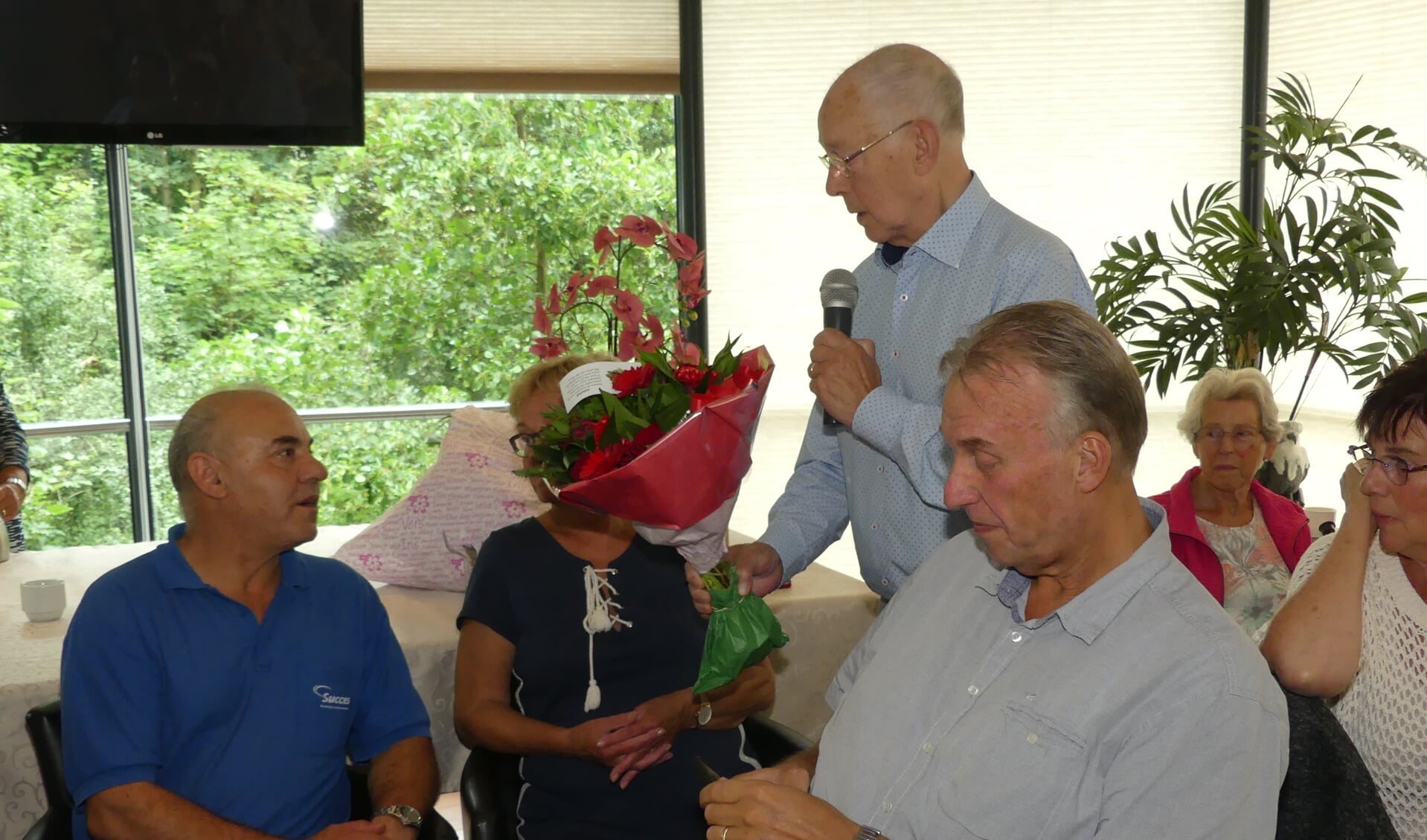 Bloemen en mooie woorden van Jan van Wees voor Abdullah (links). Rechts onder Succes-directeur Nico Schokker. (Foto: Cees Bandt)