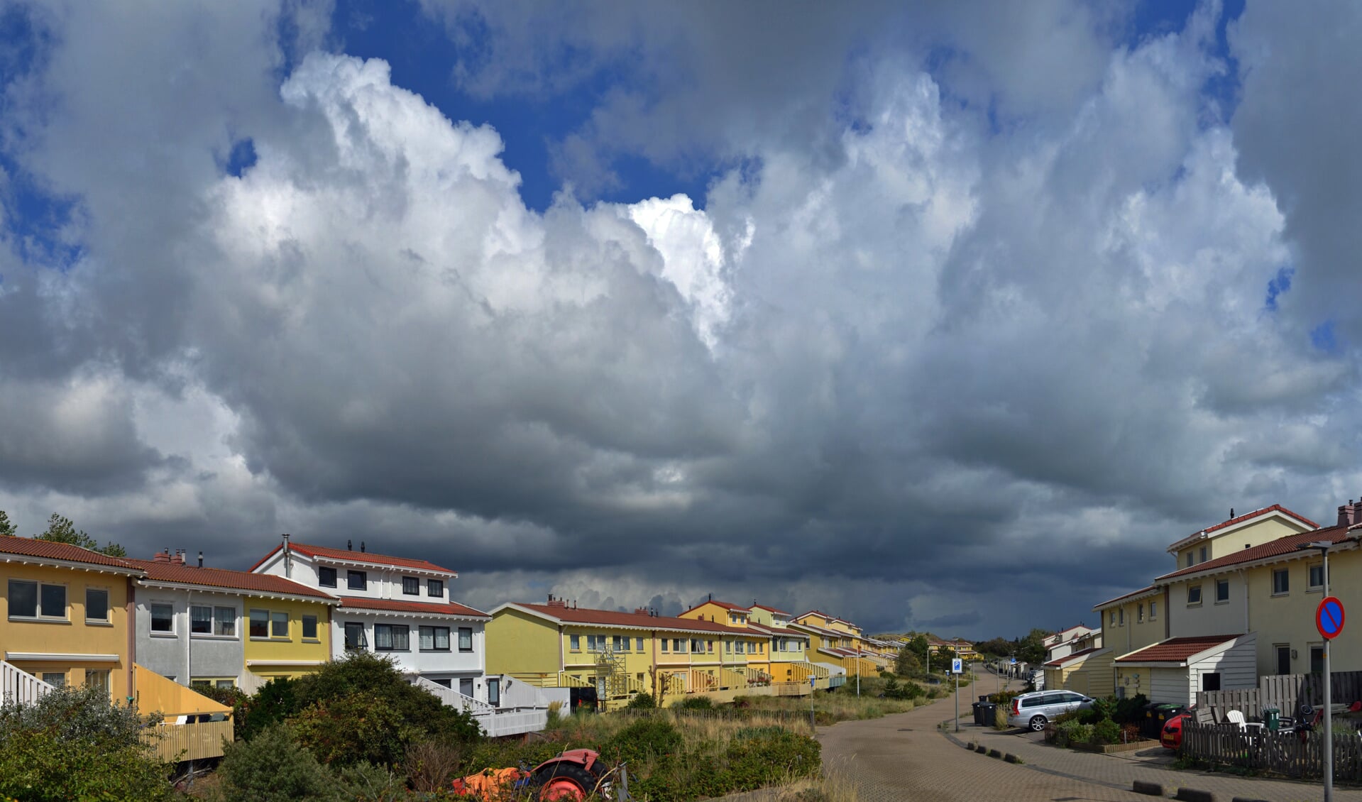 Donkere wolken boven het kustdorp  (Foto: Sjef Kenniphaas). 