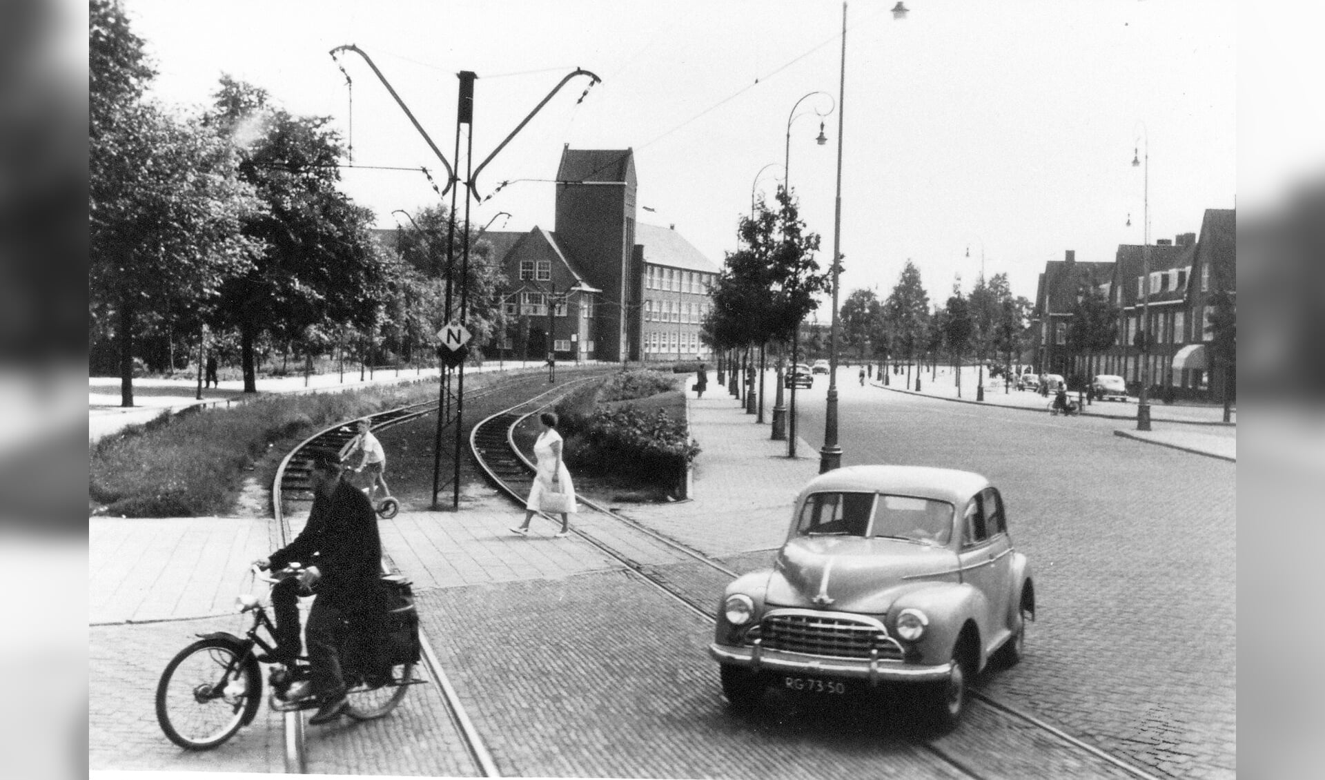 De tramsporen op de Meeuwenlaan ter hoogte van de Waddenweg. (Foto: Genootschap de Blauwe Tram)