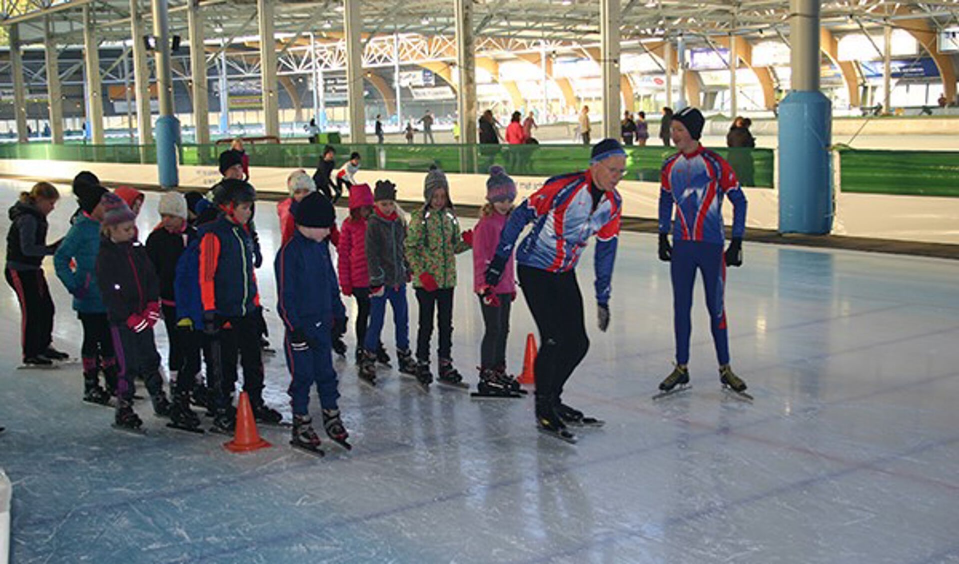 Leerlingen van de basisscholen krijgen op de kunstijsbaan te Haarlem het schaatsen onder de knie. (Foto: IJsclub Kees Jongert)
