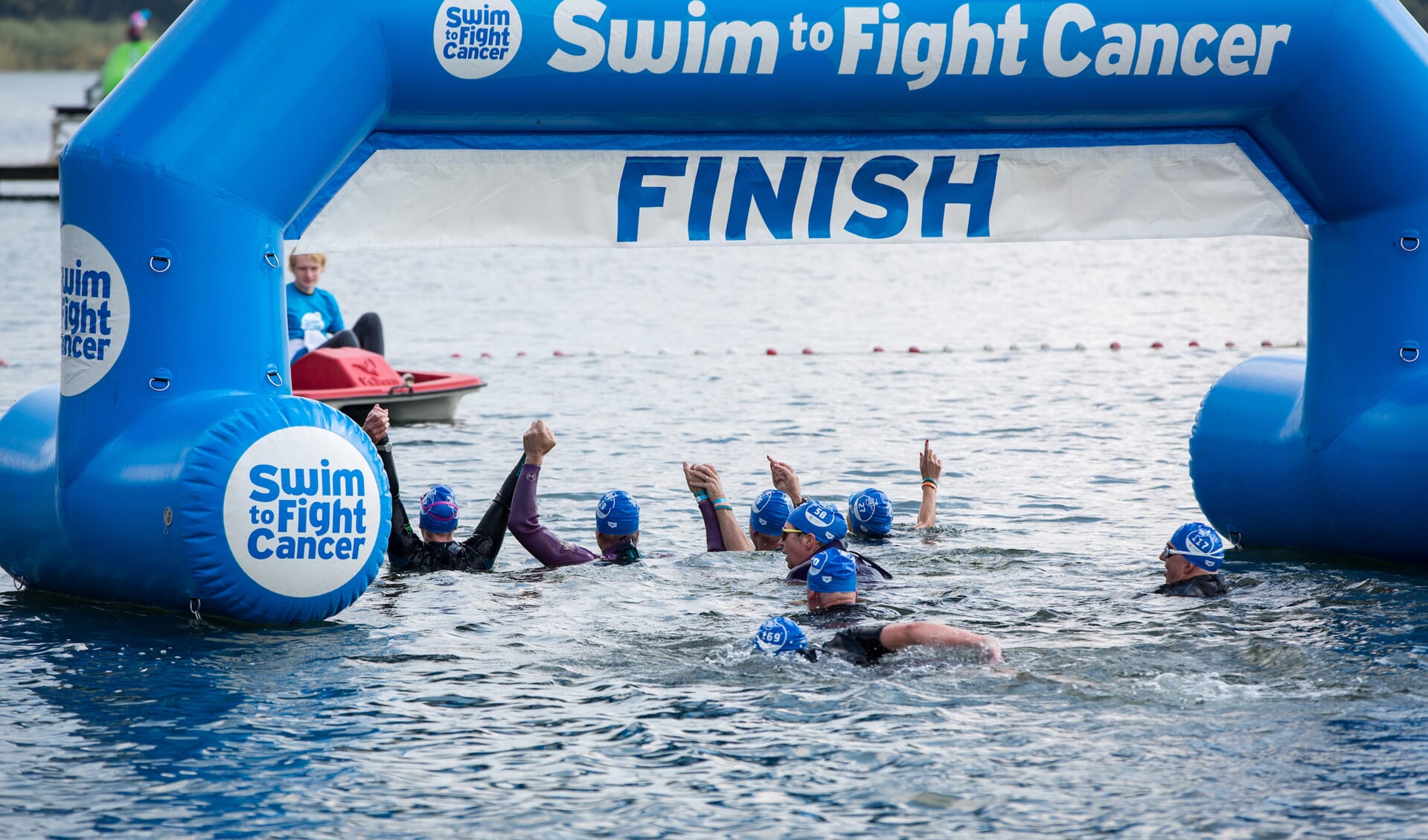 Ruim 130 deelnemers zwemmen een of twee kilometer in het Oude Veer om zoveel mogelijk geld op te halen voor Stichting Fight Cancer. (Foto: Marjo van de Peppel)