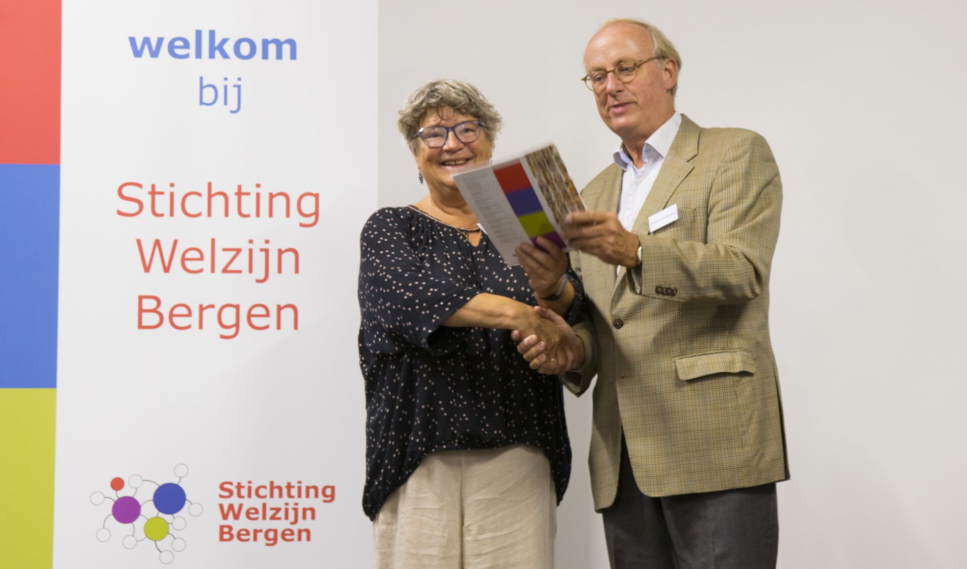 Renske de Vreede ontving het eerste exemplaar 'Wij zijn' van Stichting Welzijn Bergen uit handen van Jochem Gelderman. (Foto: aangeleverd).