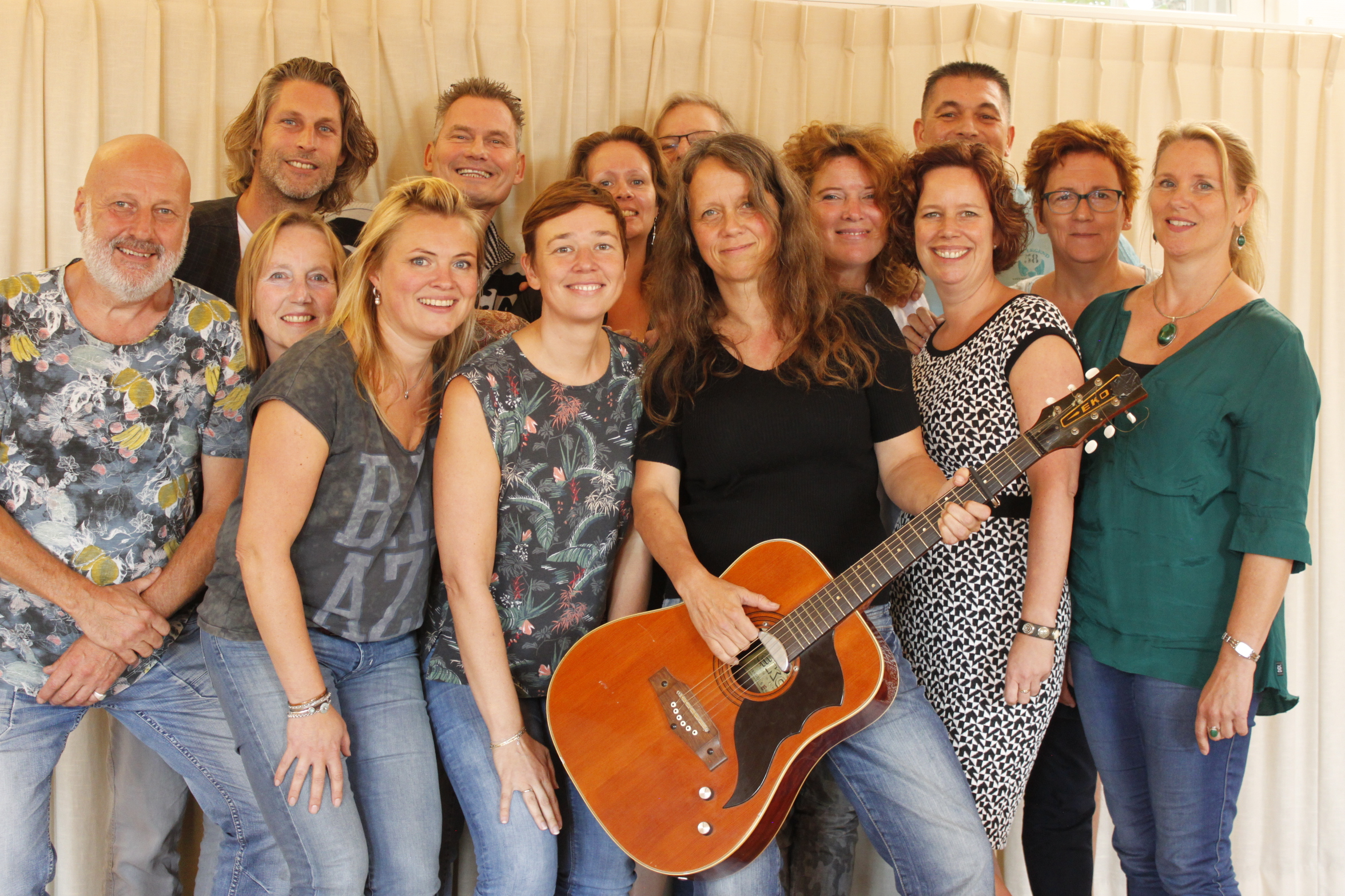 De deelnemers van De Volgspot #10 met uiterst links coach Klaas Visser en coach Ciska Ruitenberg op gitaar. (Foto: aangeleverd)