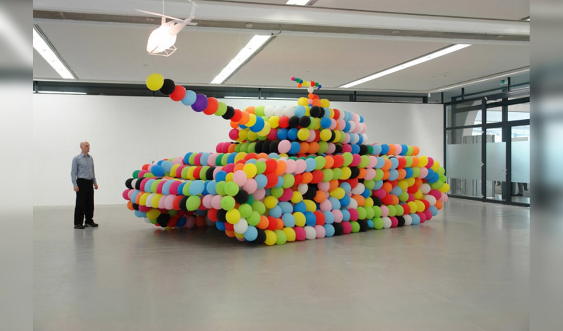 Ballonkunstenaar Ricardo gaat ter plekke een tank van ballonnen maken op ware grootte. (Foto: Aangeleverd)