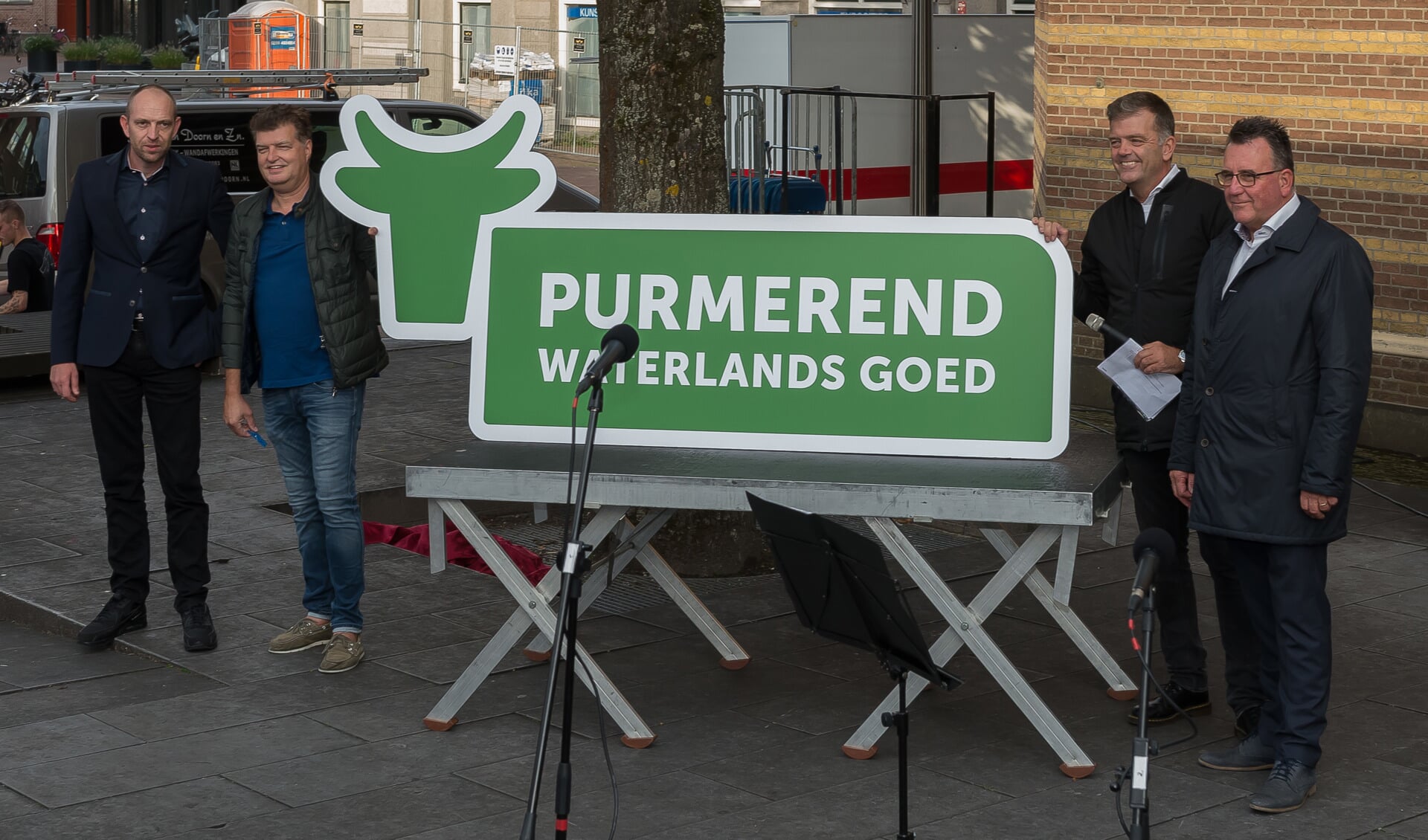 Volgens de initiatiefnemers van citymarketing gebeurt er al heel veel in Purmerend. Zoals destijds het muziekfeest van de Tros met onder andere Jan Smit. Een barstensvolle Koemarkt was hier getuige van. (Foto: Han Giskes) 