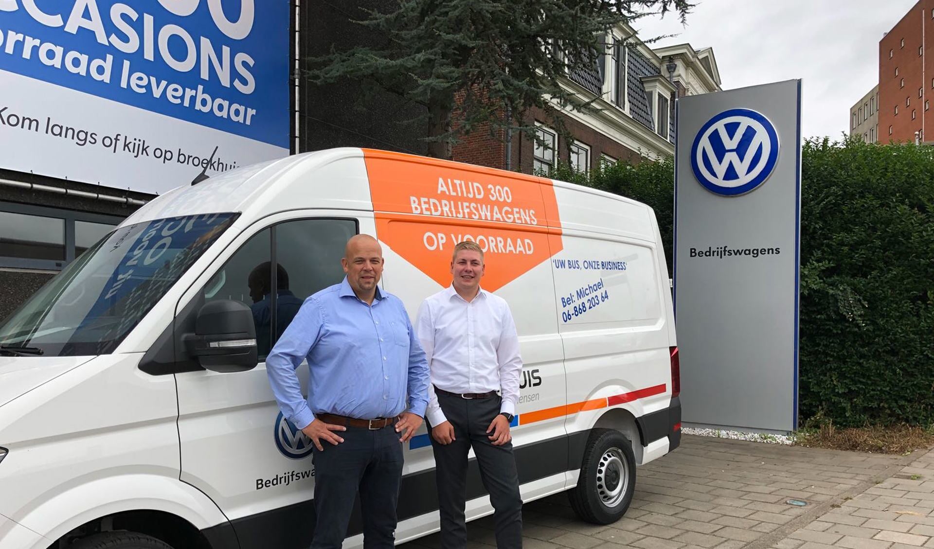 Michael Sanders en Teun van Laar zijn de klant graag van dienst. (foto: Broekhuis)