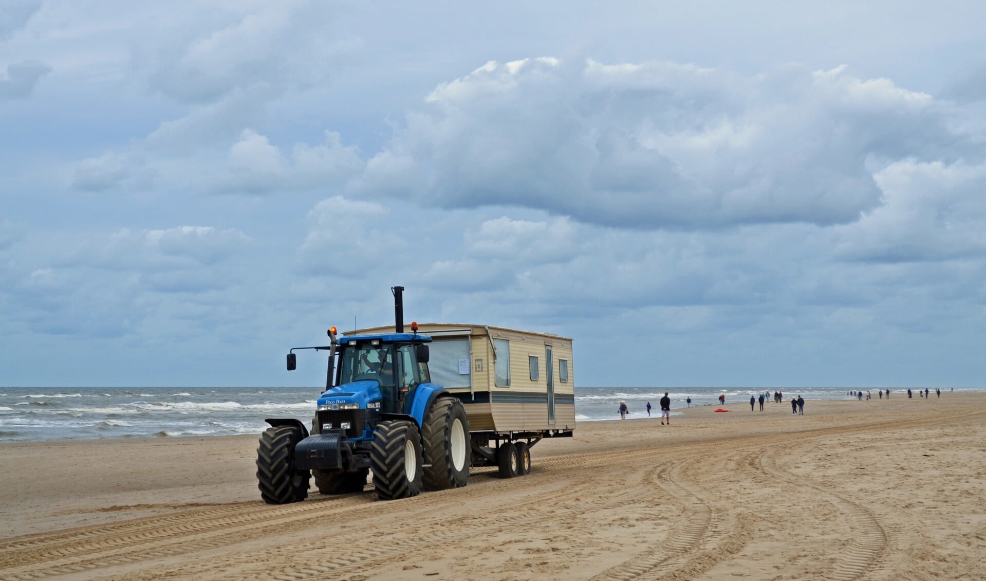 De strandhuisjes worden naar hun winterstalling gebracht, het badseizoen in Egmond aan Zee is nu echt voorbij (Foto: Sjef Kenniphaas). 