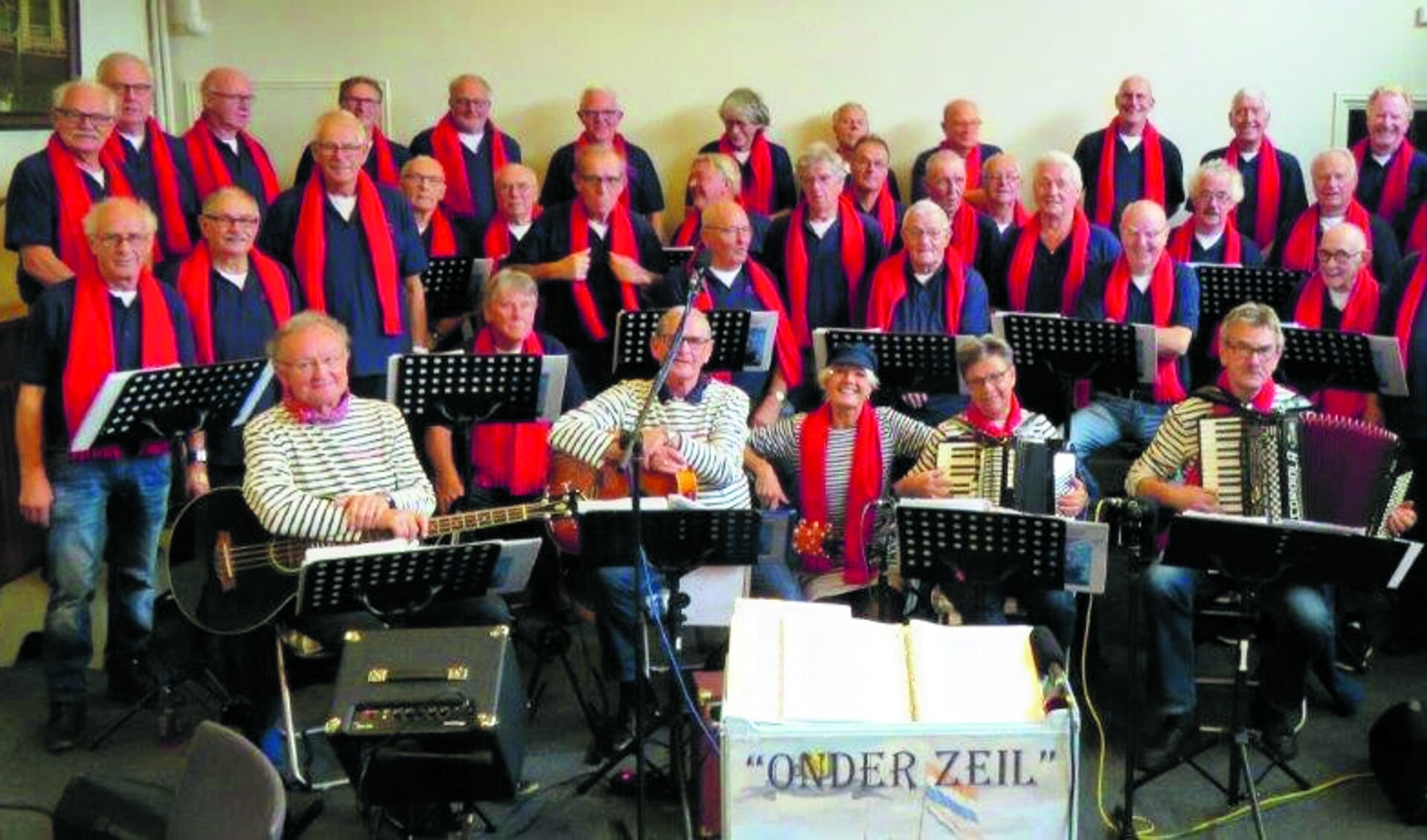 In de afgelopen jaren is ’'Onder Zeil’ uitgegroeid tot een groot en enthousiast koor met een crew die bestaat uit vijftig mannen (ex-zeevarenden en ’beste stuurlui’) en zes muzikanten. (Foto: aangeleverd)