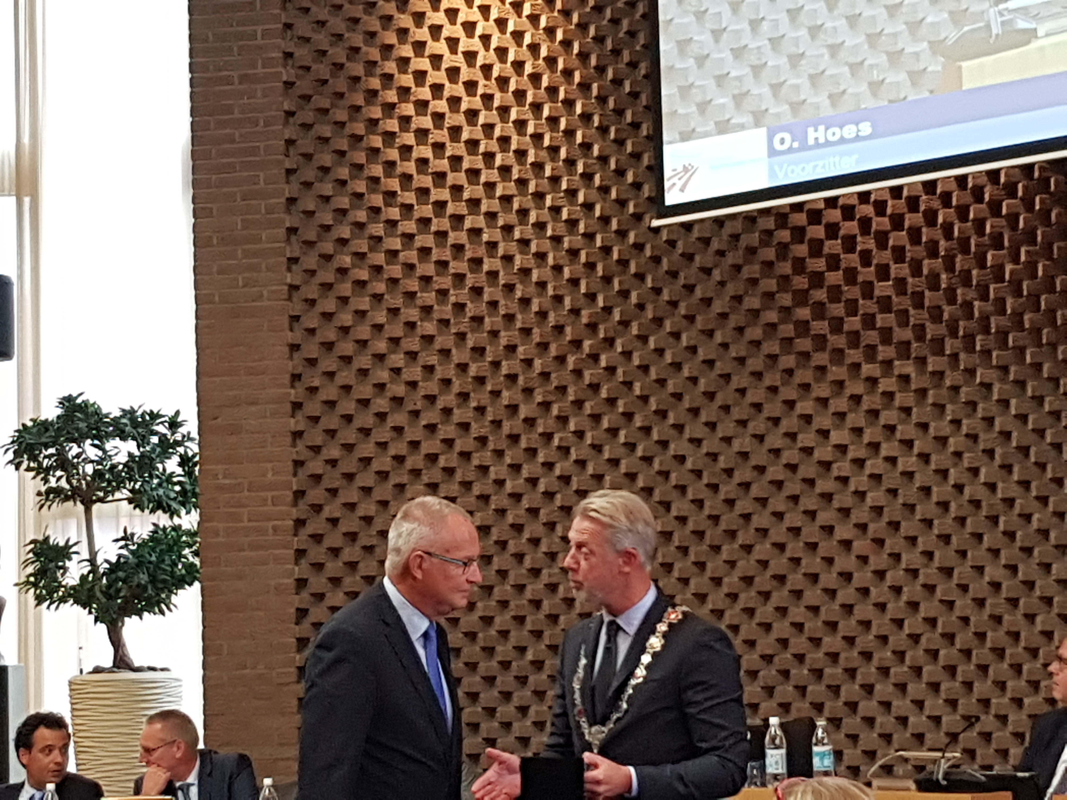Lintje en erepenning voor Raadslid Groothand