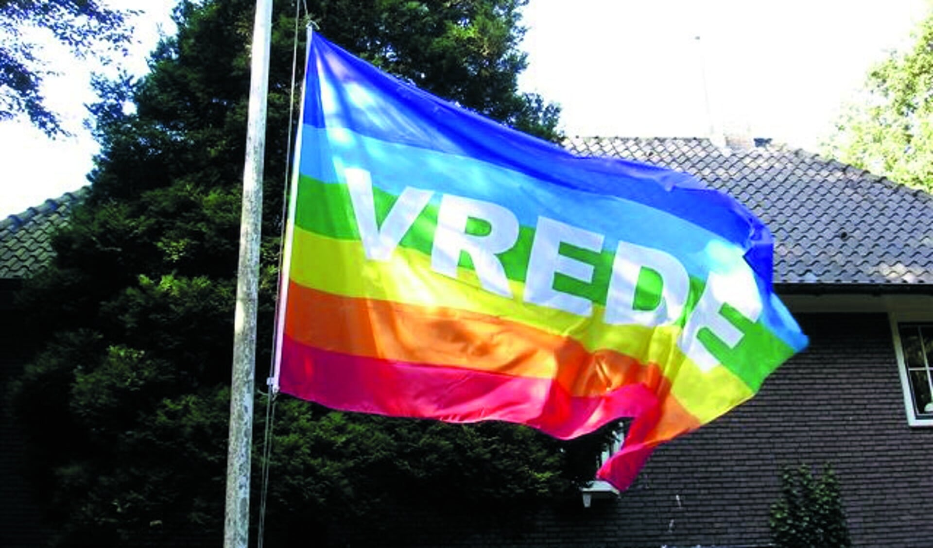De vredesvlag wappert bij de Kritische Gemeente IJmond. (foto aangeleverd) 