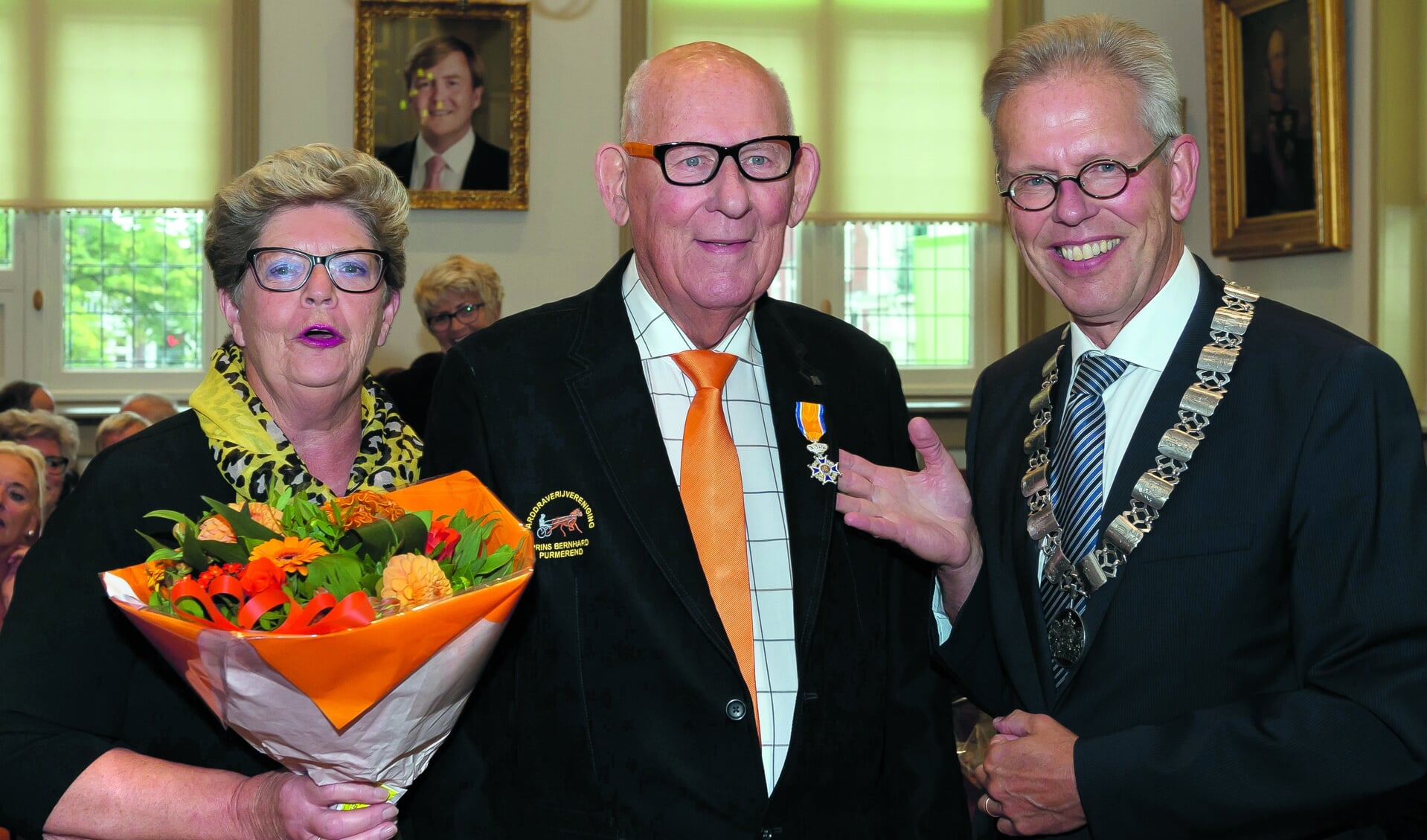 Jan Kuiper, hier samen met zijn Grada en burgemeester Don Bijl, reageerde ontroerd nadat hem de versierselen waren opgespeld. (Foto: Han Giskes)