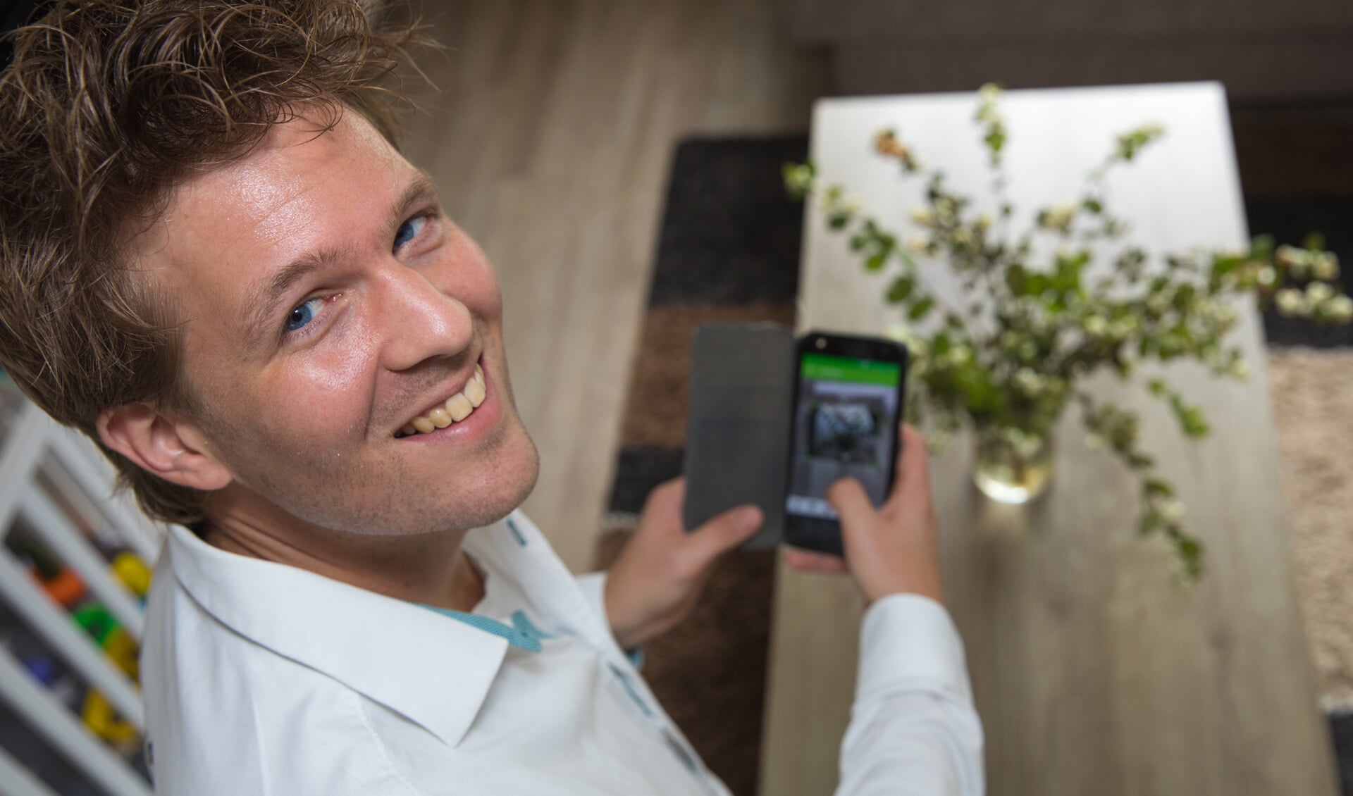 Rick Buiten uit Enkhuizen heeft de EcoScan ontwikkeld: een app die vertelt in welke prullenbak je afval kunt gooien. (Foto: Vincent de Vries/RM)