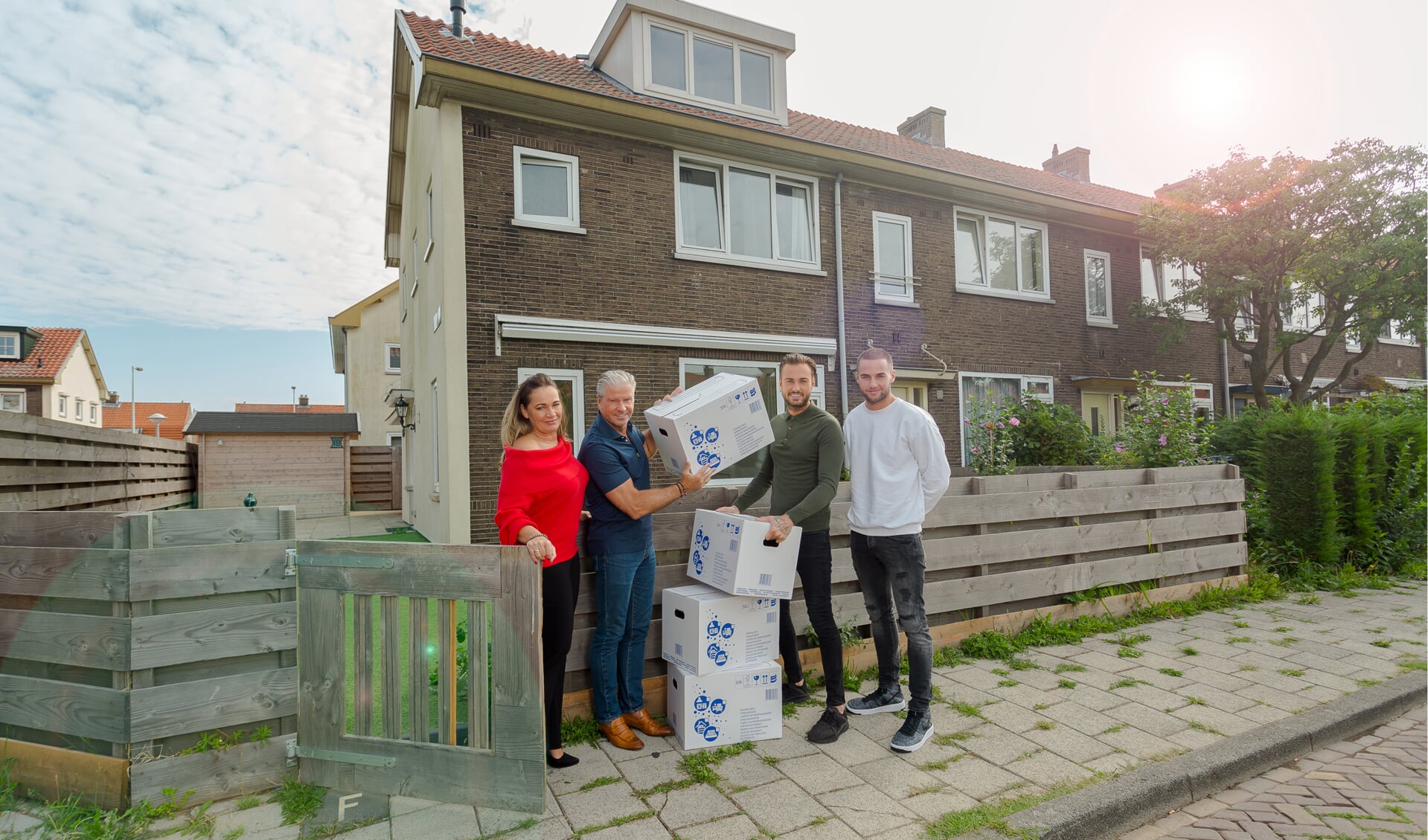 Showbizzfamilie Roelvink betrekt hun tijdelijke huis in Tuindorp-Oostzaan. (Foto: Wessel de Groot)